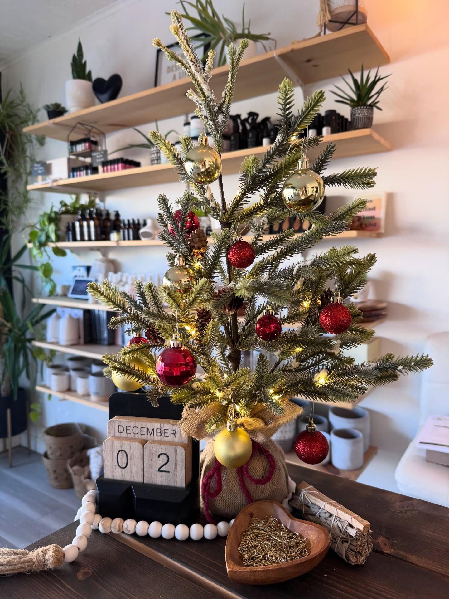 SAVE 30% on ALL inventory this week🎁
Gift card sale is:
Buy $100, get $25 added on
Buy $200, get $50 added on
Buy $300, get $75 added on
Buy the gift of light therapy- any session, or any package and get the EQUAL gift package amount for yourself for FREE😮😮
Tuesday, Wed, Thurs this week at 1037 2nd ave east Owen Sound OR reach out to me for your deal at 226-923-2177
.
.
#owensoundontario #shopowensound #shoplocal #christmas2025✨️❣️🎄