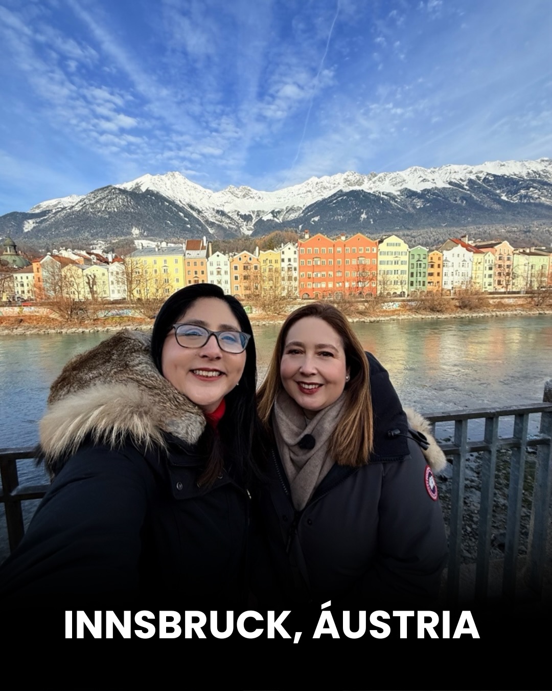 Pensa numa cidade linda que parece uma pintura e fica bem nos Alpes austríacos… agora imagina essa mesma cidade ainda mais mágica no Natal. ❄️
Assim é Innsbruck: um lugar onde montanhas nevadas encontram arquitetura barroca, luzes natalinas e aquela atmosfera aconchegante que só o inverno europeu sabe criar. Não podemos negar, é frio! Beeeeem frio, mas vale cada segundo.
E o melhor? A poucos minutos dali fica o incrível Mundo de Cristal da Swarovski, um dos passeios bate e volta mais diferentes e imperdíveis da região.
Se você ama cidades alpinas, mercados de Natal e cenários de tirar o fôlego, Innsbruck vai te conquistar.
Claro que terá vlog no canal EmiLou Day by Day - Irmãs Viajantes