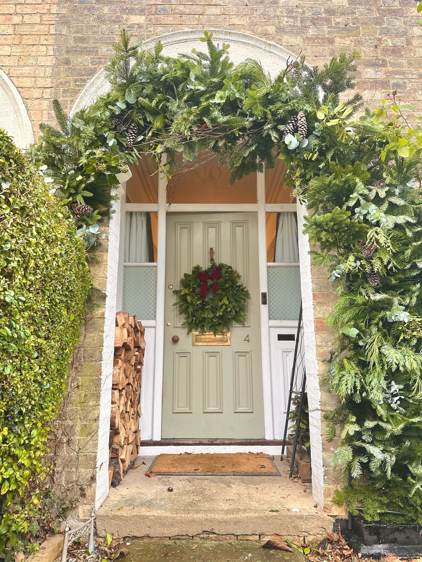 So pleased that we got this arch installed yesterday before the rain started in full force ! Unfortunately now I have to go out in that rain to cut some more foliage for workshops ! Full waterproofs needed!
🌲
#lifeofaflorist #floralinstallations #christmasdoor