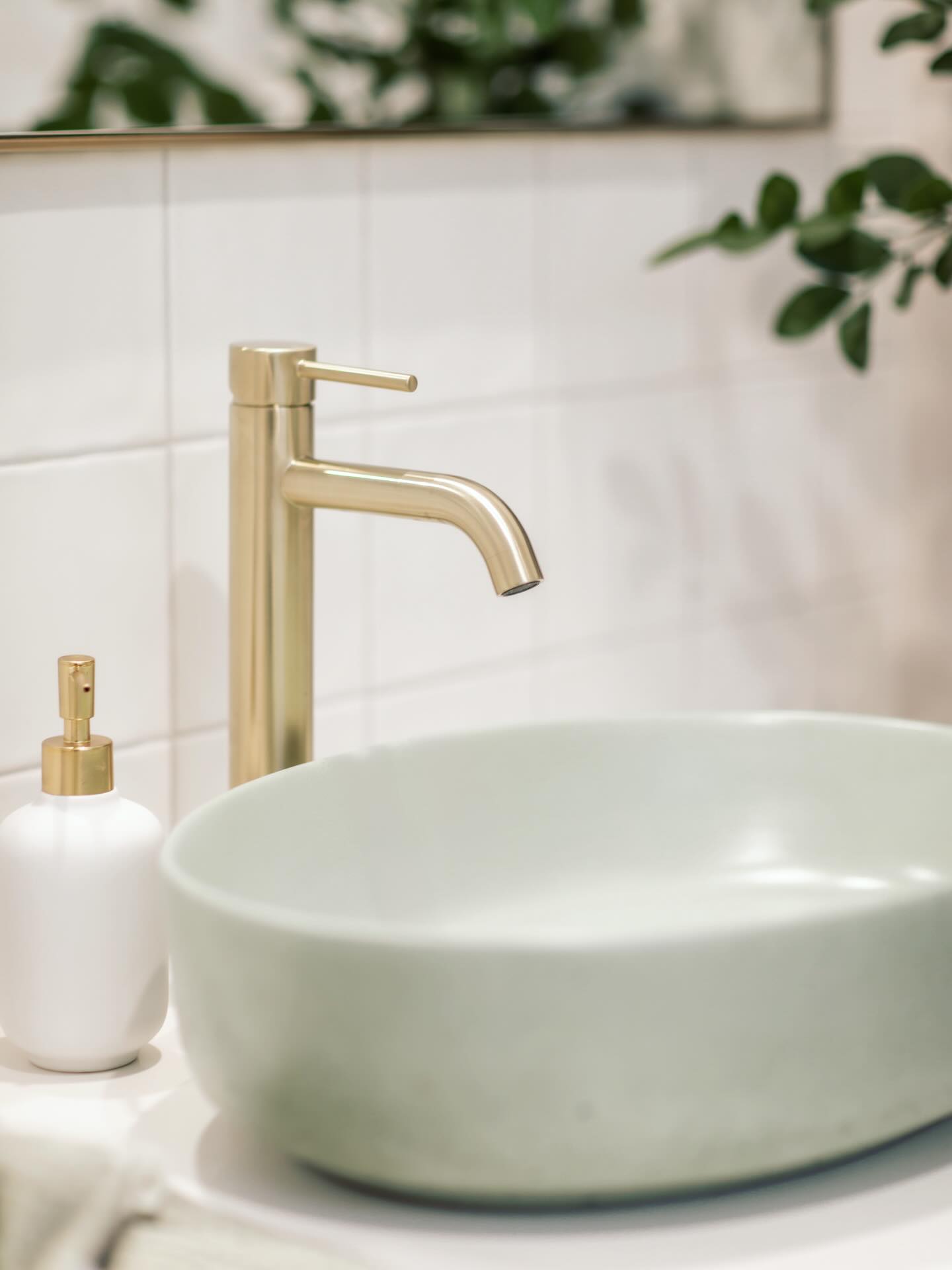 A pretty little pop of colour in this bathroom, beautiful complimented by the brushed brass tapware. Perfection! 🌿🫶🏼
•
•
•
• 📸 // @throughcaityslens