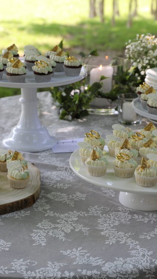 Er was eens....
Elk bruidsgebak wat ik maak, begint met het unieke verhaal van jullie samen. Daarom is geen enkele bruidstaart of bruidsgebak van Suikertijd hetzelfde. Het gebak wat ik breng is net zo uniek als het bruidspaar dat het ontvangt 👰🏼♂️🤵🏻
Wanneer ik voor jullie het gebak mag maken creër ik gebak naar jullie wens en aangepast in de stijl zoals jullie het willen. Het is niet zo maar een taart of ander lekkers dat ik je kom brengen. Het ziet er in de eerste plaats fantastisch uit, het smaakt overheerlijk en het zijn smaken die je bij blijven 💕.
Smaakvolle herinneringen maken we samen 😘
En ze leefden nog lang en gelukkig 💕
#Suikertijd #Oldenzaal #bruidstaart #wedding #weddingcake #bruidstaarten #cupcakes #brownies #cookies #cheesecake #Losser #enschede