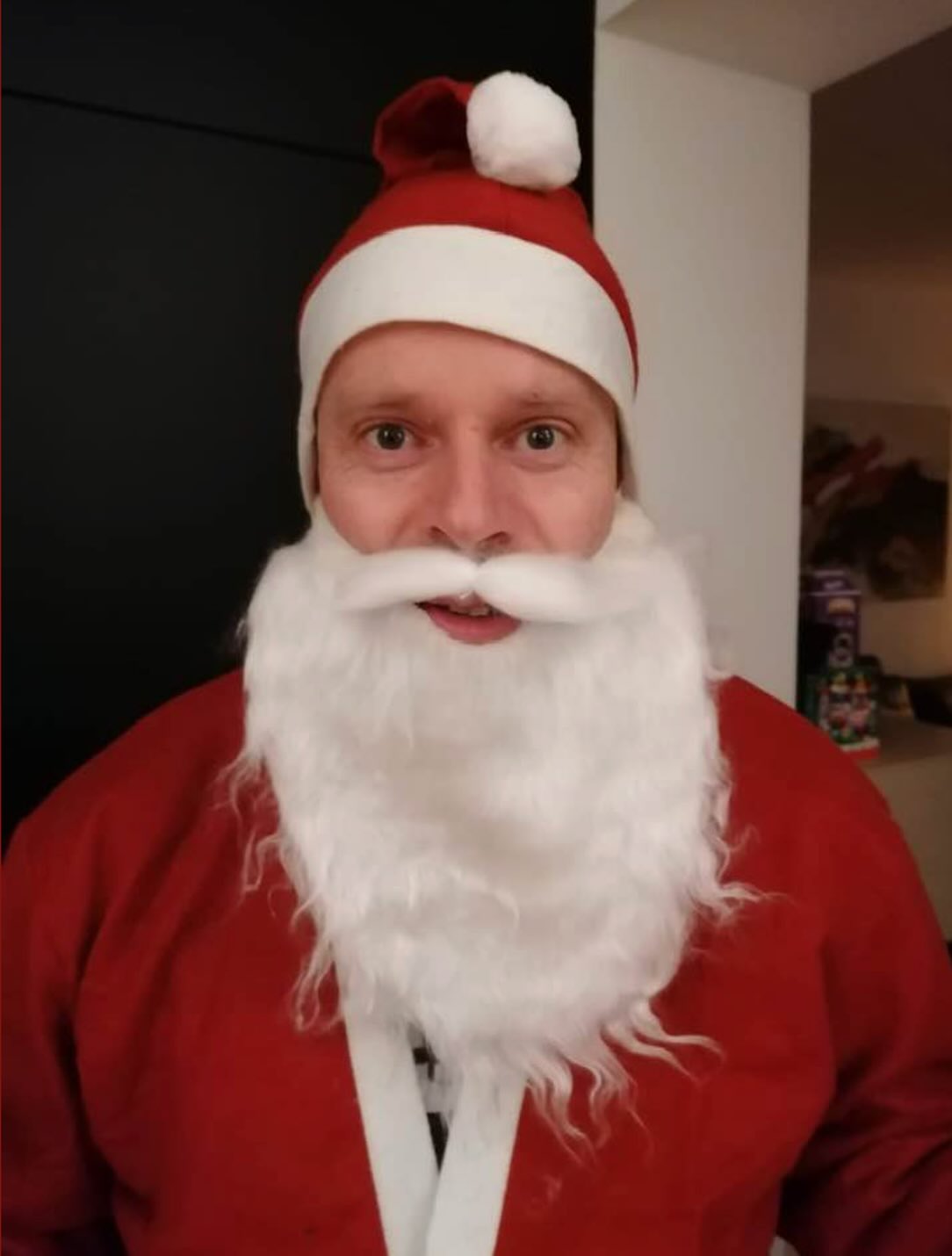 𝐇𝐨, 𝐡𝐨, 𝐡𝐨... 𝐖𝐚𝐬 𝐅ü𝐡𝐫𝐮𝐧𝐠𝐬𝐤𝐫ä𝐟𝐭𝐞 𝐢𝐦 𝐒𝐭𝐫𝐞𝐬𝐬-𝐌𝐨𝐧𝐚𝐭 𝐃𝐞𝐳𝐞𝐦𝐛𝐞𝐫 𝐦𝐚𝐜𝐡𝐞𝐧 𝐬𝐨𝐥𝐥𝐭𝐞𝐧...
𝐃𝐞𝐫 „𝐑𝐞𝐚𝐥𝐢𝐭𝐲-𝐂𝐡𝐞𝐜𝐤“ 𝐦𝐢𝐭 𝐝𝐞𝐦 𝐓𝐞𝐚𝐦
Hier geht es nicht um die große Jahresbilanz, sondern um ein ehrliches 30- bis 60-Minuten-Gespräch: Was hat euch heuer Momentum gegeben – und was hat uns gebremst? Ohne PowerPoint, kein Tschacka Tschacka und kein Blahblah. Sondern (wertschätzende) Klarheit und Offenheit.
𝐃𝐢𝐞 „𝐆𝐞𝐭-𝐬𝐡𝐢𝐭-𝐝𝐨𝐧𝐞“-𝐋𝐢𝐬𝐭𝐞 𝐥𝐞𝐞𝐫𝐞𝐧
Jede Führungskraft hat sie: Dinge, die schon seit Monaten sinnbildlich oder physisch herumliegen, weil sie keiner richtig angreift - vor allem auch man selbst nicht. Im Dezember gilt: Entweder erledigen oder endgültig löschen bzw. entsorgen. Beides ist Befreiung.
𝐙𝐰𝐞𝐢 𝐌𝐞𝐧𝐬𝐜𝐡𝐞𝐧 𝐛𝐞𝐰𝐮𝐬𝐬𝐭 𝐬𝐭ä𝐫𝐤𝐞𝐧
Wähle zwei Personen in deinem Umfeld und gib ihnen ein Gespräch, das sie weiterbringt: Erkenntnis, Perspektive, Wertschätzung. Das kann ein Team Member sein. Oder jemand außerhalb des Teams, den Sie schätzen, der aus Ihrer Sicht Potential hat. Oder auch schlicht jemand, der Zuspruch braucht. Das Motto der Pfadfinder hat schon was: „Täglich eine gute Tat“...
𝐅ü𝐫 𝐬𝐢𝐜𝐡 𝐞𝐢𝐧𝐞𝐧 𝐦𝐮𝐭𝐢𝐠𝐞𝐧 𝐒𝐚𝐭𝐳 𝐟ü𝐫 2026 𝐟𝐨𝐫𝐦𝐮𝐥𝐢𝐞𝐫𝐞𝐧
Bitte keinen klassischen allgemeinen generischen Vorsatz, sondern einen konkreten Satz. Einen, der dich im neuen Jahr ermutigt, größer zu denken, klarer zu entscheiden und weniger Ausreden zu akzeptieren. Vor allem auch keine Ausreden, die du dir selbst immer wieder vorsagst.
𝐁𝐞𝐰𝐮𝐬𝐬𝐭 𝐞𝐭𝐰𝐚𝐬 𝐬𝐭𝐫𝐞𝐢𝐜𝐡𝐞𝐧
Führung besteht viel zu oft aus einem Sammelsurium an historisch gewachsenen Vorgaben, Rituale und Verpflichtungen. Hinterfrage, was du ab sofort streichen kannst - in deiner eigenen „To-Do-Liste“, aber auch in jener deines Teams. Denn gute Führung heißt nicht nur „Effektivität“, sondern vor allem auch „Effizienz“.
Impulse dazu für deine FK-Crew? Sende mir bitte einfach eine DM.
#leadership #fuehrung #erfolg #change #ceo #hr