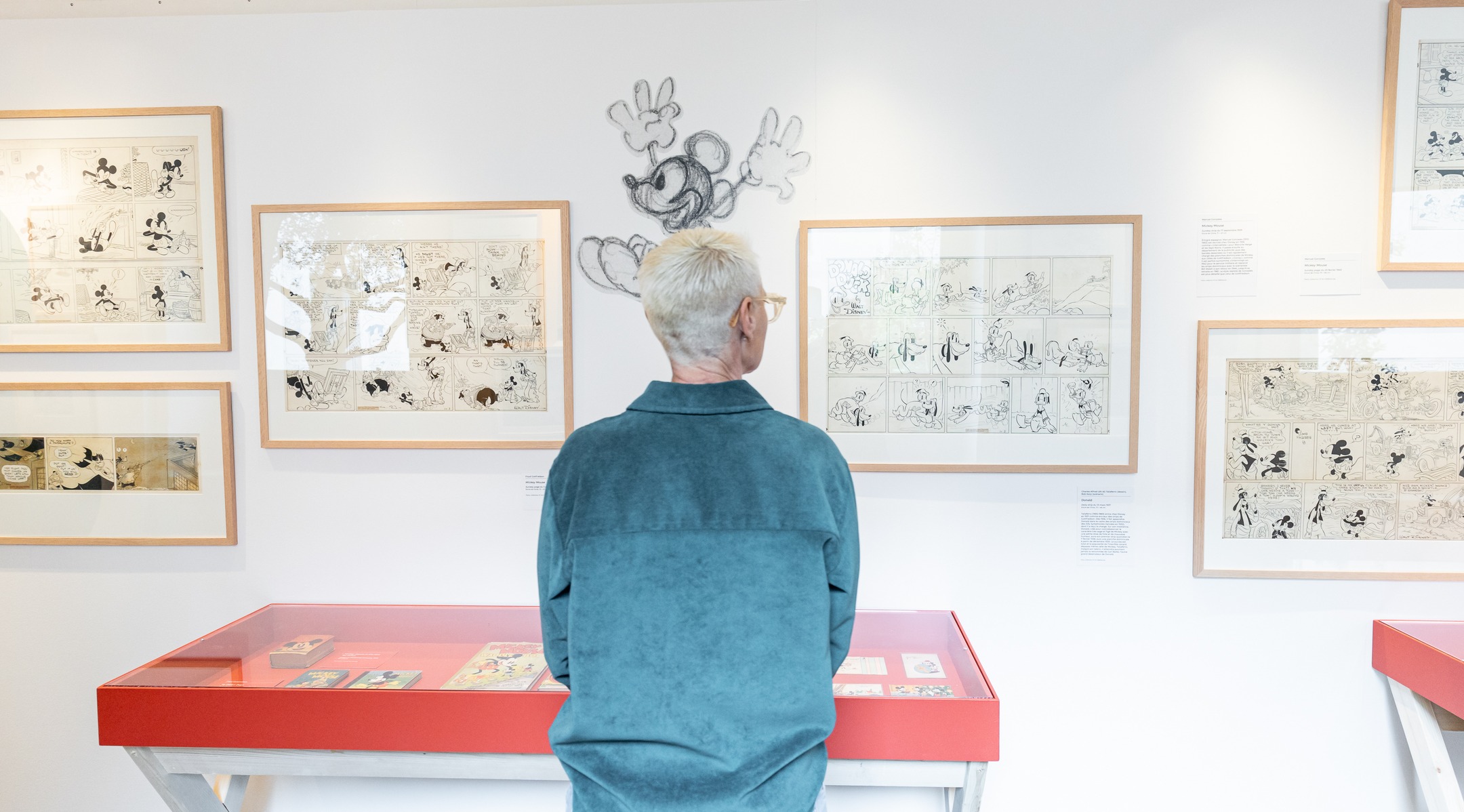 Présentée au couvent Sainte-Cécile de Grenoble, l’exposition “Mickey, tout a commencé par une souris” retrace près d’un siècle de création autour de l’un des personnages les plus emblématiques de la culture populaire. Du cinéma d’animation à la création contemporaine en passant bien entendu par la bande dessinée, elle dévoile l’évolution artistique et narrative de Mickey à travers des œuvres originales, des jouets d’époque et des objets rares !
Dans le cadre de cette exposition, nous sommes très heureux de prêter des strips et Sunday pages de la Collection 9e Art Références au @fondsglenat.
Nous ne pouvons que vous conseiller cette immersion culturelle et historique accessible à tous, à découvrir jusqu’au 18 avril 2026 !
Photos: © C. Levet/Fonds Glénat
#mickey #disney #waltdisney #fondsglenat #glenat #exhibition #exposition #expositionmickey #comicartwork #comicartexhibition #museum #art #originalart #bd #bandedessinée #artmuseum #comics #comicart #comicstuff #comiclovers #masterpiece #chefdœuvre #artoftheday #culture #grenoble