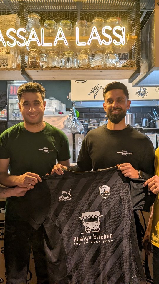 Bhaiya Kitchen est fier de soutenir le @fc_clermont_academy
Voir ces jeunes se dépasser sur le terrain, progresser ensemble et porter haut les valeurs de leur club… c’est exactement pour ça qu’on s’engage à leurs côtés.
Être leur premier sponsor, c’est plus qu’un logo sur un maillot : c’est une vraie fierté, une responsabilité, et surtout un plaisir de contribuer à leur aventure.
🍽️ Et les voir se régaler après le match, c’est la cerise sur le naan.
On continue ensemble.
#BhaiyaKitchen #ClermontAcadémie #PartenaireOfficiel #SoutienLocal #Jeunesse #TeamBhaiya #Football