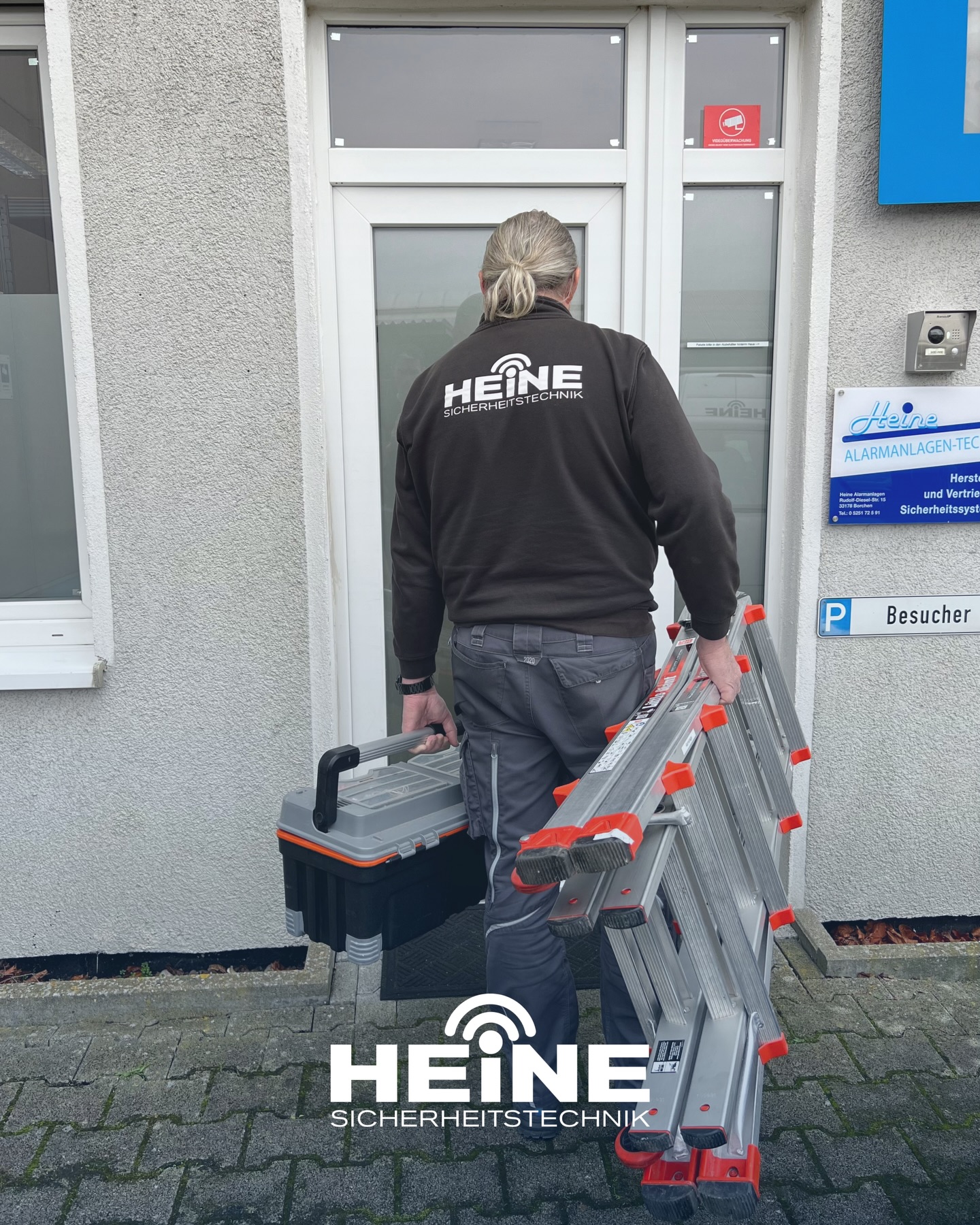 Regelmäßige Wartungen sind essenziell, damit Ihre Sicherheitstechnik zuverlässig funktioniert - auch bei uns im Haus stand gestern die Wartung zum Ende des Jahres an. Wir wollen Ihnen zeigen, wie eine solche Wartung abläuft. 👀🛠️
Am Wartungstag beginnt unser Mitarbeiter damit, Ihre Alarmzentrale in den Wartungsmodus zu setzen und die Software auf den neuesten Stand zu bringen.
Anschließend verschafft er sich einen Überblick über Ihr System: welche Komponenten sind installiert und in welchen Räumen befinden sie sich? 👷🏻♂️📡⚡️
Jeder Sensor wir auf seine Batteriespannung geprüft und die Batterie bei Bedarf ausgetauscht. Kameras werden ebenfalls einem Software-Update unterzogen und die Objektive sorgfältig gereinigt.
Danach folgt der Probealarm: Außensirenen, Push-Benachrichtigungen und alle Sensoren werden getestet, um sicherzustellen, dass Ihr System einwandfrei funktioniert. 🚨📣🔋
Abschließend erstellen wir einen detaillierten Kundenbericht und stehen Ihnen für Rückfragen zur Verfügung, bevor es zum nächsten Kunden geht. 📝✅
Diese umfassenden Wartungen bieten wir allen unseren Kunden für ihr individuelles System an. 🤝
Sie haben Interesse an Sicherheitstechnik, die auch nach dem Einbau immer auf dem neusten Stand bleibt? Kontaktieren Sie uns gerne und denken Sie als Bestandskunde an Ihre regelmäßige Wartung! 📞💬
#einbruchschutz #alarmanlage #sicherheitstechnik #paderborn #sichereszuhause