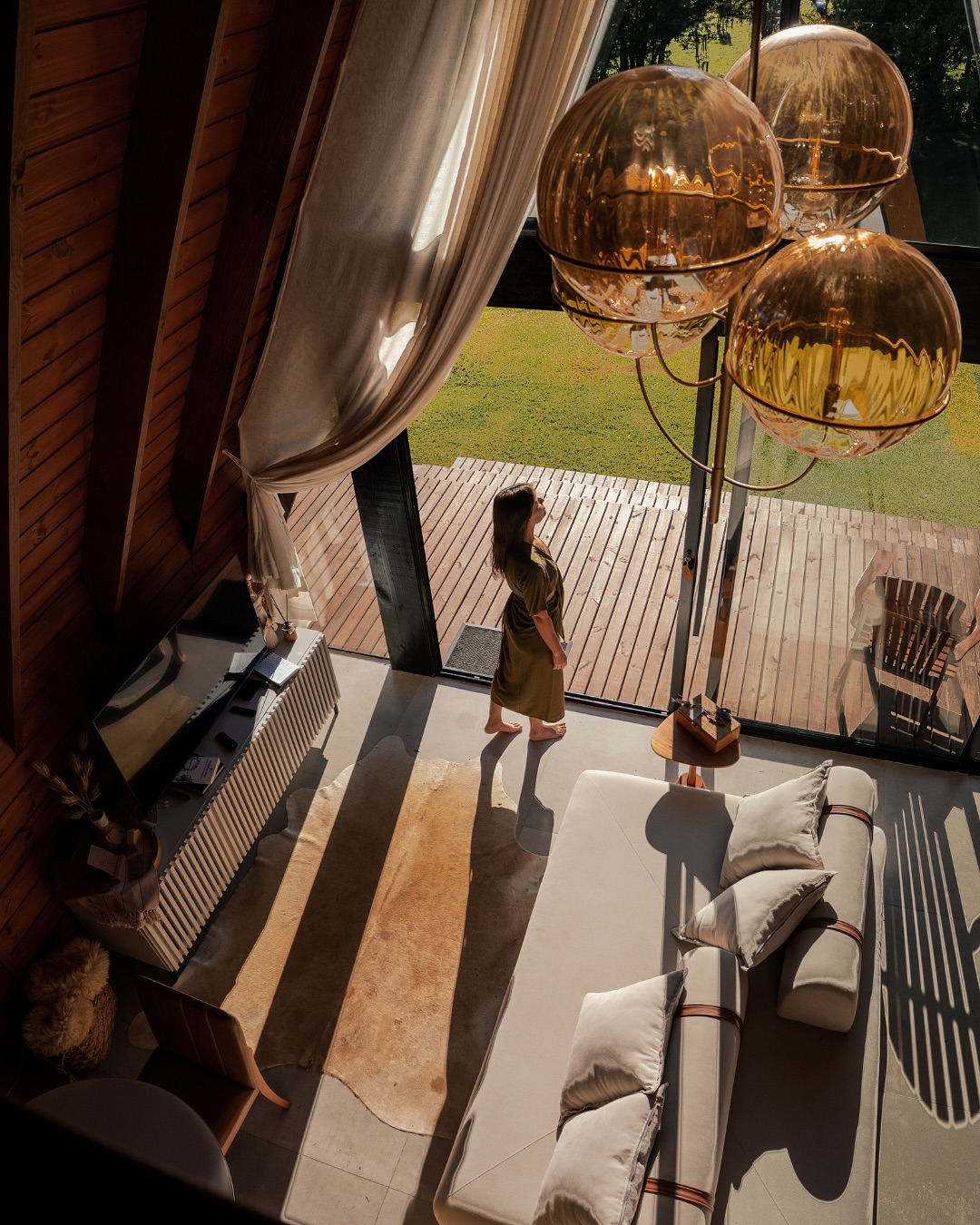 Eu posso registrar luzes, ângulos, sabores, texturas. Posso tentar traduzir o que vejo. Mas nunca vou conseguir entregar por completo o que cada lugar me provoca por dentro. Isso só acontece no encontro real, e quando eu trago uma hospedagem aqui, o que eu mais espero é que vocês se permitam descobrir o que ela desperta em vocês também 🤍