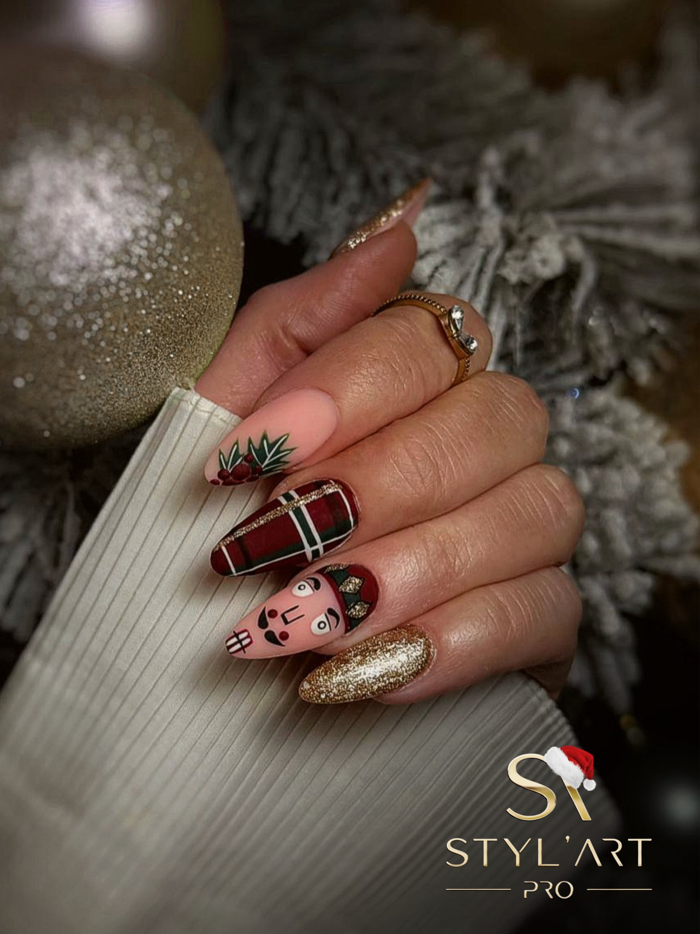 Cette création signée par notre ambassadrice Tiffany @tiff_nailsbeauty s’inspire de la magie lumineuse de Noël, où chaque élément raconte une histoire.
Sur cette pose, les nuances rouge bordeaux profond se mêlent à des accents dorés étincelants, pour une harmonie chaleureuse qui rappelle les soirées d’hiver illuminées.
Au centre du design, un personnage façon Casse-Noisette vient donner vie à l'ensemble. Douceur, détails graphiques soignés, touches de vert et d’or pour souligner cet univers féerique. Motifs à carreaux traditionnels, les feuillages hivernaux et l’ongle full glitter ajoutent une dynamique sophistiquée et festive.
Chaque trait est peint avec une précision millimétrée, révélant un travail artistique où la patience rencontre la technique. Cette pose n’est pas seulement une décoration : c’est une ambiance, une invitation à célébrer, à briller et à se laisser emporter par l’esprit de Noël ✨
▪️ Produits @stylart.pro :
• VSP Ruby
• VSP Evergreen
• VSP Golden Ribbon (Calendrier)
• Finition Crystal shine