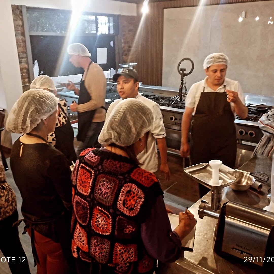 ¡Gracias a todos los participantes del Curso de Amasijos Colombianos! Su entusiasmo y pasión por nuestra tradición gastronómica hicieron de este taller una experiencia llena de sabor y aprendizaje inolvidable. #AmasijosColombianos #TallerGastronomico #CocinaColombiana