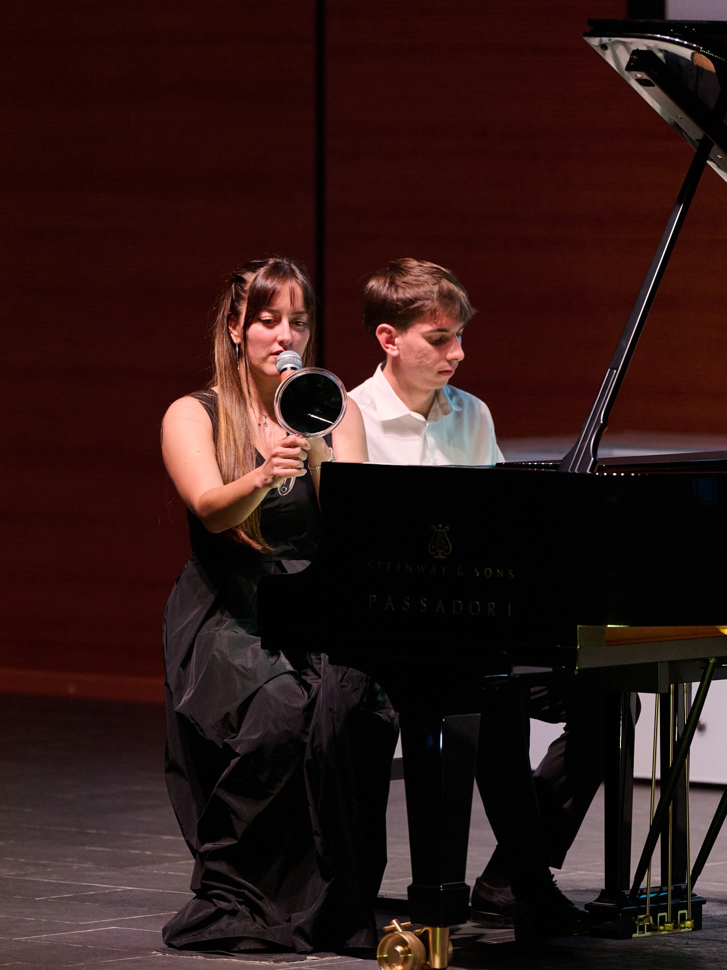 GIORGIA TESTA & LUCA GIOLA – “ORO” (KEFÀLI)
“ORO” è il cuore pulsante della nostra associazione.
È il simbolo delle cicatrici che diventano bellezza, della forza che nasce da ciò che si ripara.
Condividerla sul palco è stato un dono.
Cantarla piano-voce per la prima volta è stato magico e aver dipinto le nostre cicatrici e mani d’oro ha reso la performance ancora più potente.
Grazie per aver creato questo momento speciale. 🤍✨
#lamusicadelcuore#notedivita#concertobenefico#ospedalepapagiovannibergamo#cardiologiapediatrica