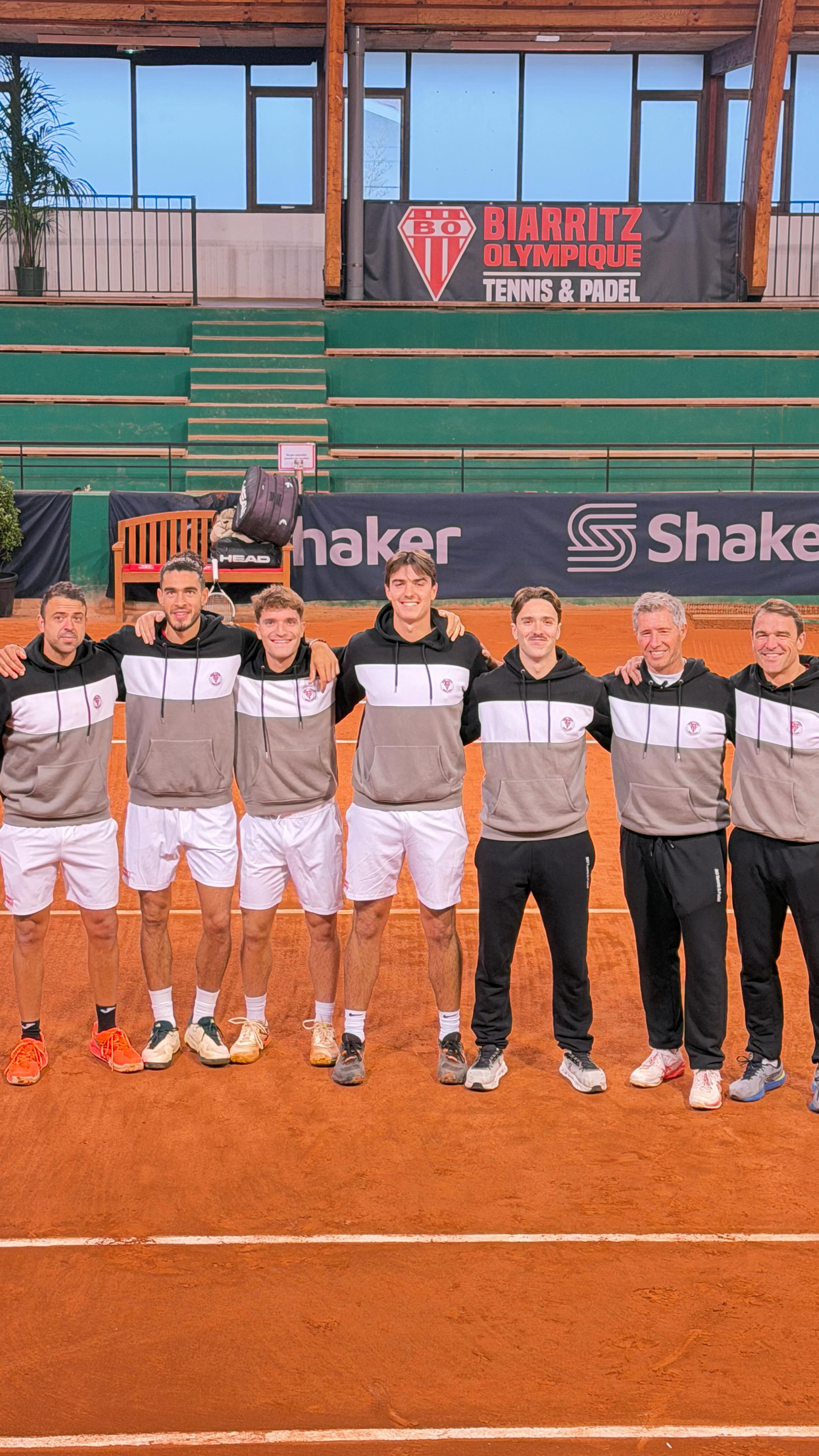 Une dernière journée de Pro B pleine d’intensité et d’émotions. Merci à tous ceux qui ont poussé derrière l’équipe : joueurs, staff, ultras, bénévoles, partenaires et supporters. Votre énergie a compté jusqu’à la dernière seconde.
Grâce à l’engagement de tous, le BO Tennis & Padel se maintient en Pro B. Une étape importante, un combat collectif, et une fierté de représenter nos couleurs au plus haut niveau.
On continue d’avancer ensemble. 🔴⚪️
@pierre.mouesca @johnecheverria__ @pages_philippe @asb_26 @paulinchauspe @bo_ultras @gabriel_debru @os.sannois @f_balshaw @bo_omnisports @ville2biarritz @lnatennis @babolat_france @maison_pommiers @bde_kostanbizi @oceaniaclubbayonne @quiz_room @gb_sport_performance @planeteparcs