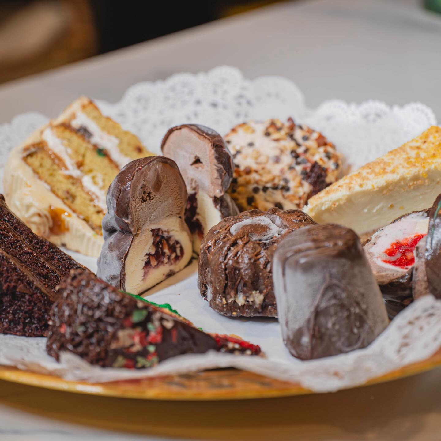 🍰 The holidays are here, and dessert is non-negotiable. Save room — the sweet stuff is worth it. #PopeisClamBar
#deerparkeats #longislandseafood #longislandfoodies #lirestaurants #lieats #deerpark #dessert