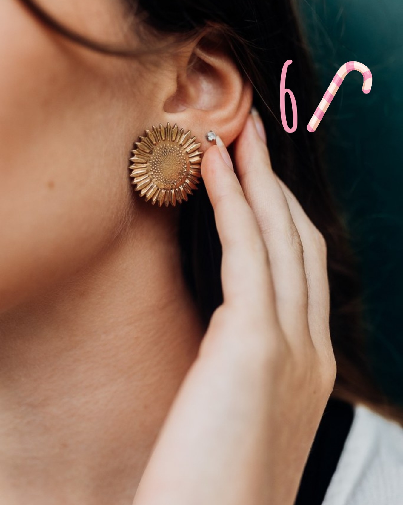 🎄 Je te le dis, c’est le moment!🤗
Noël approche… et chacun a sa technique pour les cadeaux !
Il y a celles qui ont TOUT acheté depuis octobre: emballé, étiqueté, rangé dans un placard secret.
Reines de l’organisation. On les applaudit. 👑✨
Puis il y a celles du “un cadeau pour chaque personne”.
La tante ? ✔️Le petit cousin ? ✔️ La meilleure amie ? ✔️
Elles adorent trouver le détail qui fera plaisir.
Le cadeau qui dit : “j’ai pensé à toi… vraiment”. 💛
Et puis… il y a la team cadeaux groupés.
Parce que c’est plus simple, plus joli, et surtout :
« On se met à plusieurs, ça fait un GROS cadeau ! »
(clairement l’esprit d’équipe, on adore 🎁)
On a aussi les fans de Secret Santa,
qui tirent un papier, rient, stressent, hésitent,
finissent par offrir LE truc parfait sans se ruiner.
Ou une bêtise, parce que le Secret Santa… c’est fait pour rigoler aussi. 😉
Et enfin, la team dernière minute.
Le 23 décembre à 18h.
Les larmes, la foule, la panique,
et finalement… un cadeau qui fait mouche.
Toujours. Magie de Noël, on dira. 🎅✨
Quelle que soit ta technique,
Noël, c’est surtout une histoire de petites attentions,
de chaleur, de rires, et de ce moment où quelqu’un ouvre ton cadeau en disant : « Ooooh j’adore !! » 😭💫
Dans tous les cas pour les lutines artisanes comme moi qui fabriquent à la main c’est le moment de faire vos commandes afin que vos jolis cadeaux ELLUCE soient sous le sapin à temps !!!🤗❤️
Et toi, tu es dans quelle team ? Dis-moi en 💬
Boucles d’oreilles puces Tournesol façonnées à la main en bronze et tiges en argent 925, disponibles sur le site elluce.fr🥰
#creatricebijoux#artisanebijoutiere#bijouxfaitsmain#femmeactive#paumaville64#paillettesdansmavie#mamanepanouie#chargementaledesfemmes#jaimelavie#etresoimeme#cadeaumariage#petitsbonheurs#40ans#confianceensoi#maternité#moderesponsable