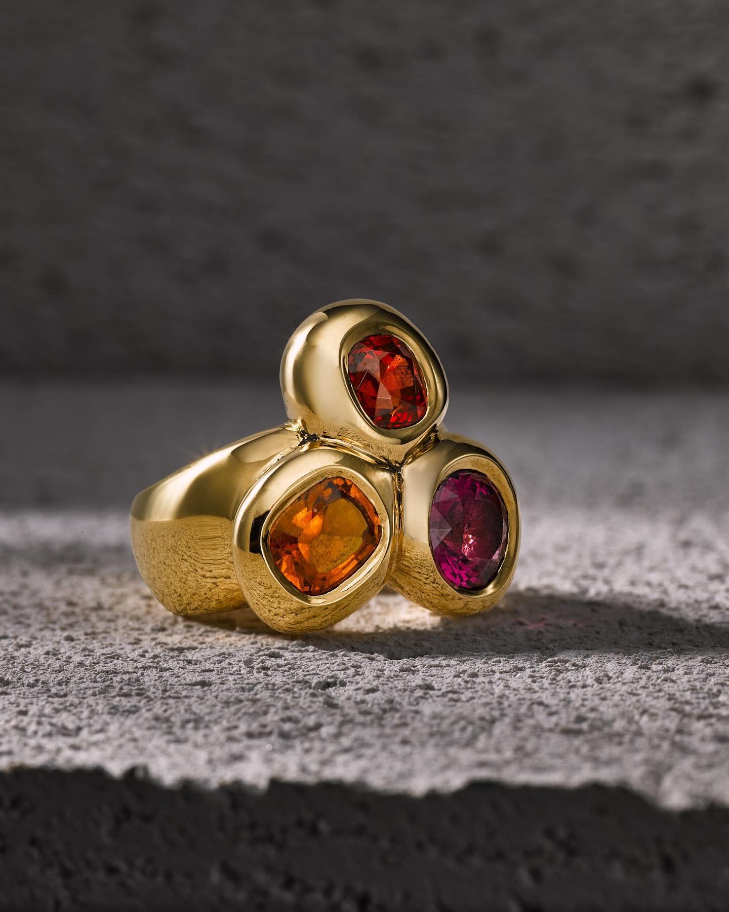 Zwei leuchtende Turmaline und ein funkelnder Spessartin – ein kleines Farbfeuerwerk in warmem Roségold. Perfekt für festliche Abende, fröhliche Begegnungen oder stille Momente voller Glanz und Zauber. 💫
Ring // pinker Turmalin, dunkeloranger Turmalin und Spessartin // Roségold 750, 47 Gramm
www.uhl.ch #uhl #schmuck #rosegold #spessartine #tourmaline #coloredgemstones #uhldesign #bigiuhl #gold #goldschmied #luxury