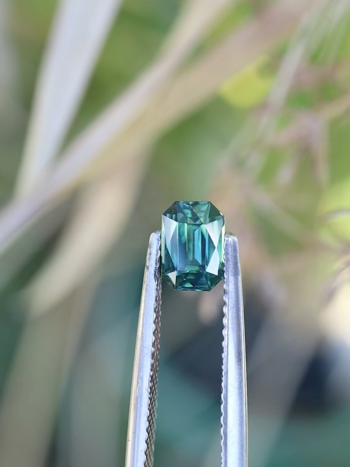 Ça faisait un moment que nous n’avions pas partagé une pièce de l’atelier…
Alors voici un retour en couleur, avec un saphir d’Auvergne qui mérite la lumière.
Saphir d’Auvergne ,1.23 ct, taille rectangle pan coupé
6.68 × 4.73 × 3.75 mm
Une gemme d’une qualité exceptionnelle, taillée avec précision et exigence.
Un saphir naturel, non chauffé, non traité, comme nous les aimons : authentique, brut dans son histoire, raffiné dans sa taille.
Un petit fragment de volcan, sublimé et prêt pour une création unique.
#saphirdauvergne #saphirfrançais #pierresnaturelles
#traçabilité #artisanatfrançais #lapidaire #customjewelry #responsiblejewelry #ethicalgems