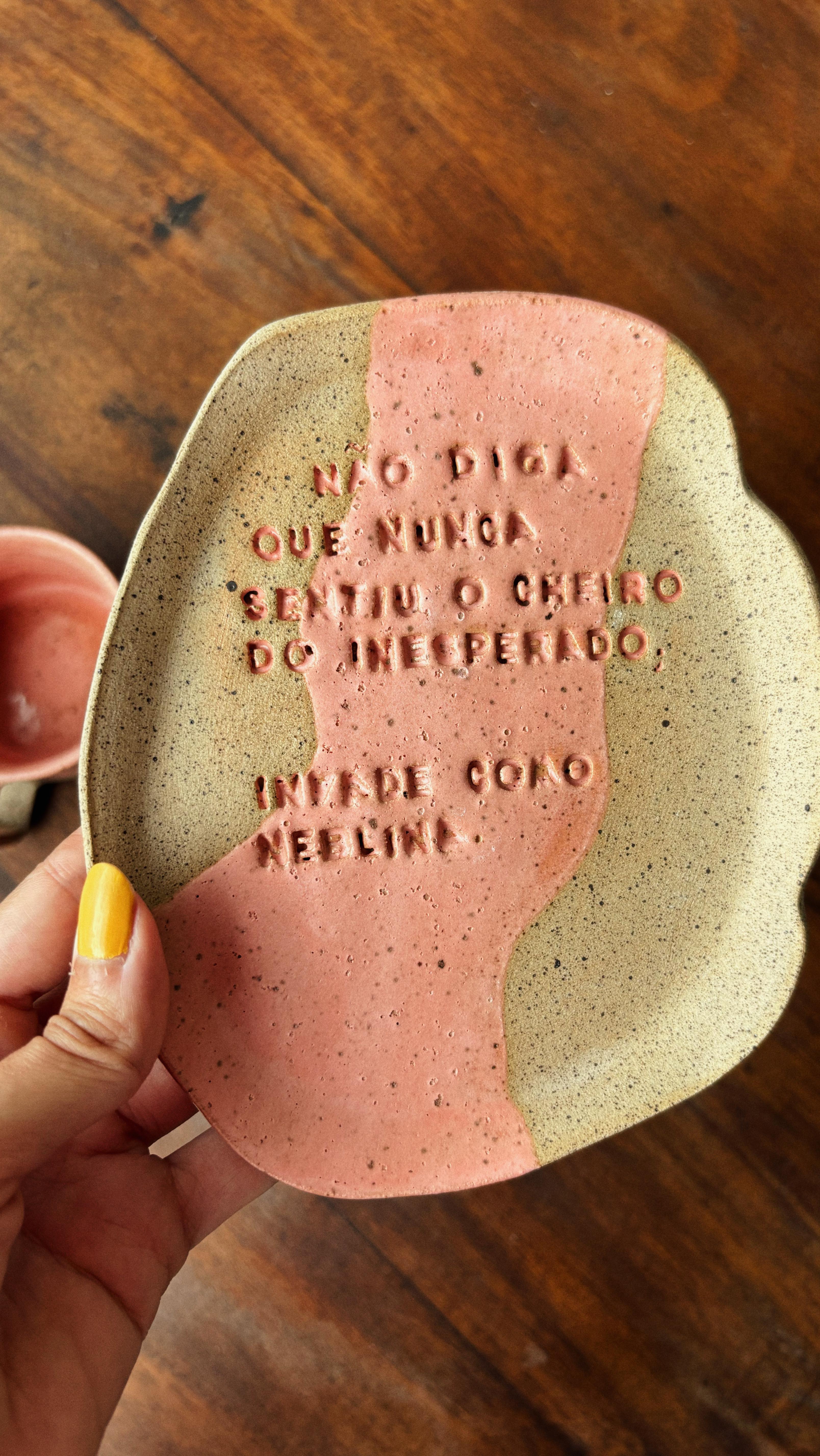 O texto fez parte de um projeto de escrita antes de tudo isso aqui (ou o inicio de tudo isso aqui), quando eu ainda estava tateando diferentes processos criativos e a escrita era minha atriz principal. Minha mãe deu forma e deixou as palavras, que escampam como neblina, eternizadas. Esse é só o inicio da gente criando juntinhas. Isso aqui tudo já foi inesperado, mas não é mais.
Essa peça e outras de @guta.miguel estarão disponiveis no 2º Festivalito de Cerâmica no Carmo, dia 13 de dezembro a partir das 15h. Vamos adorar dar um abraço em vocês que nos acompanham aqui!
#cerâmica #artesanal #arte