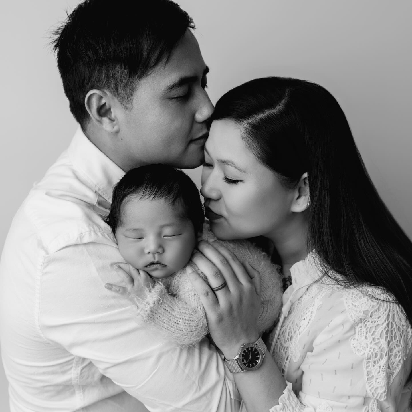 Hands up if you love black and white for family photos?
For me it strips away everything except the love and emotion. Timeless, elegant and stunning to hang on your walls.
#newbornphotography #bestnewbornphotographer #bestwiltshirenewbornphotographer #wiltshirenewbornphotographer #babyphotography #babyphotos #bestbabyphotographer #hanpshirenewbornphotography #salisburynewbornphotographer #amesburynewbornphotographer #winchesternewbornphotographer #andovernewbornphotographer #romseynewbornphotographer #bulfordnewbornphotographer #larkhillnewbornphotographer #tidworthnewbornphotographer #blandfordnewbornphotographer #rachelburnsidephotography