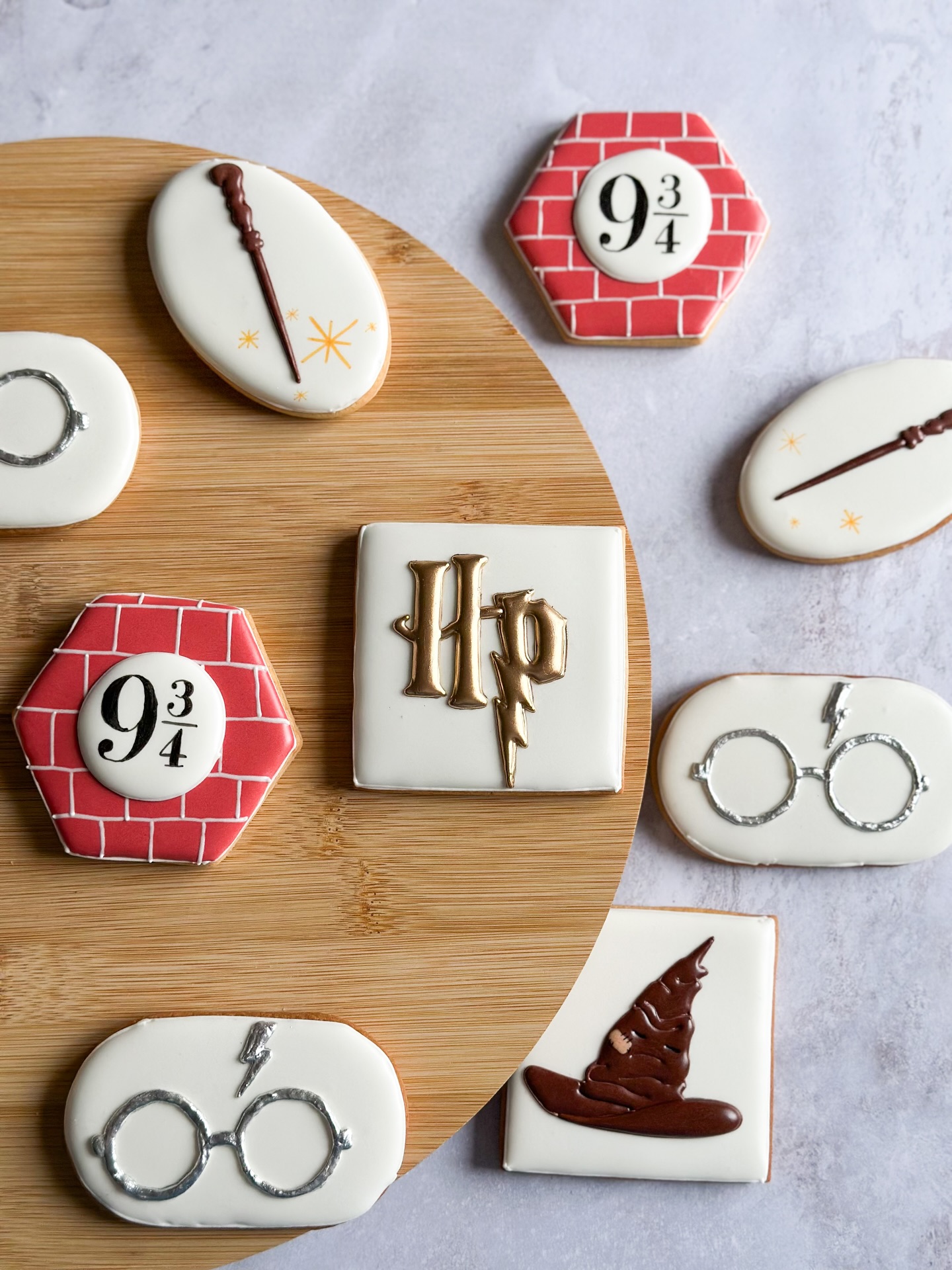 Un thème Harry Potter tout en simplicité…
__________________
Karu Sweets Design | Biscuiterie artisanale & personnalisée
🧑🏾🍳 Christmina, biscuitière passionnée
🍪 Biscuits sur mesure,personnalisés, pour tous les événements
🤲🏾 Entièrement fait à la main, du biscuit au décor
📦 Livraison en France métropolitaine et dans les DROM
🛒 Click & Collect Orly (94)
Commande en MP ou sur le site (délai 14 jours minimum)
www.karusweetsdesign.com