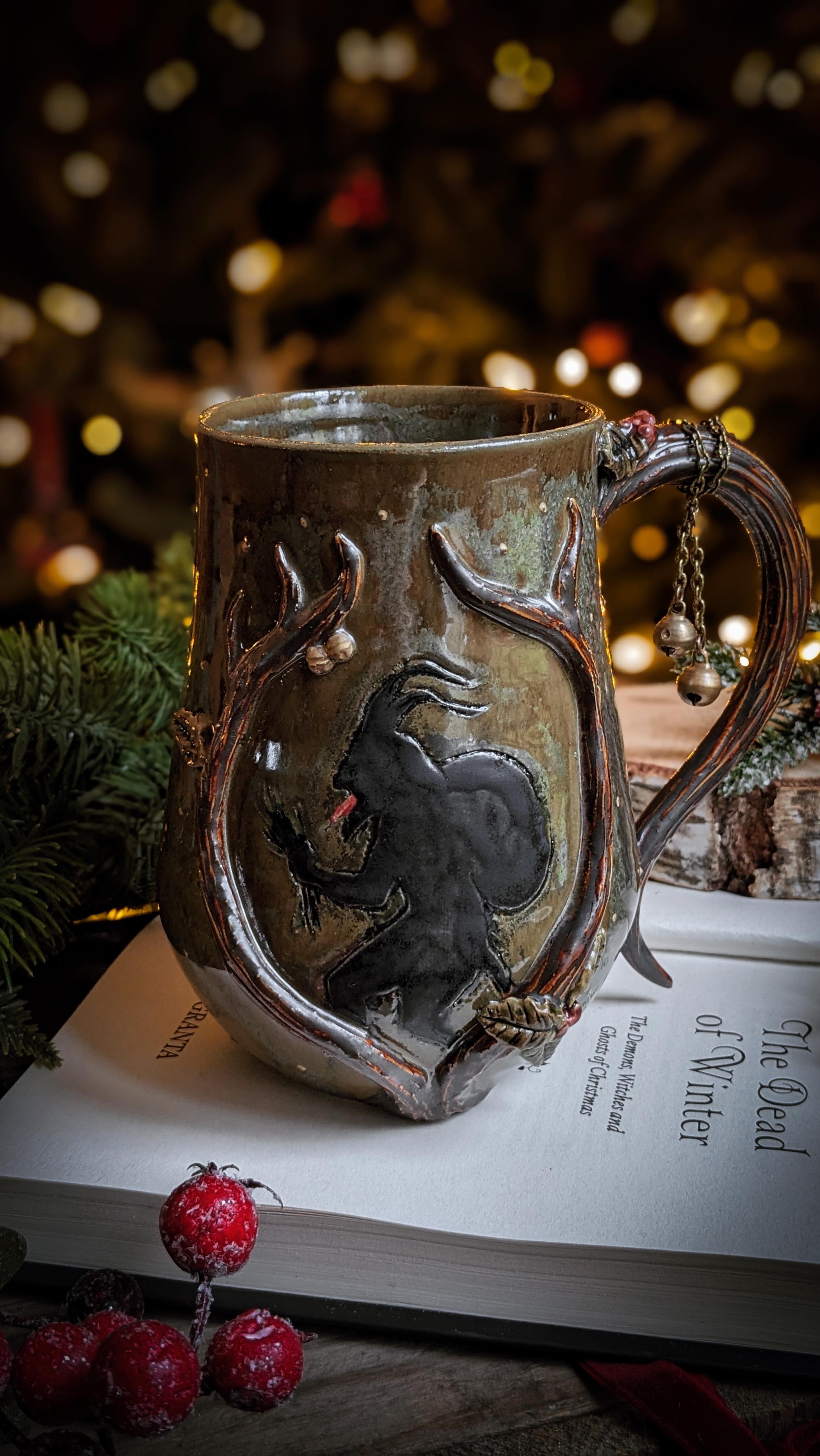 … et il arrive demain !! 👹
Par une nuit froide et neigeuse de décembre vous regardez par la fenêtre et apercevez une silhouette à travers les arbres. Puis vous entendez les cliquetis de chaînes traînant sur le sol, et de clochettes. C’est déjà trop tard … Krampus est là ! 👹
Tout comme Krampus, ma collection de Noël arrivera demain soir : Vendredi 5 Décembre à 20h !
Et on commence les présentations avec ce mug Krampus que j’ai adoré réaliser 👹✨
Qu’en dites vous ? J’ai hâte de vous dévoiler les autres créations !! ❤️🎄✨
#december #krampus #thefairytreehouse #krampusmug #winter #tinkerbell #creature #winter