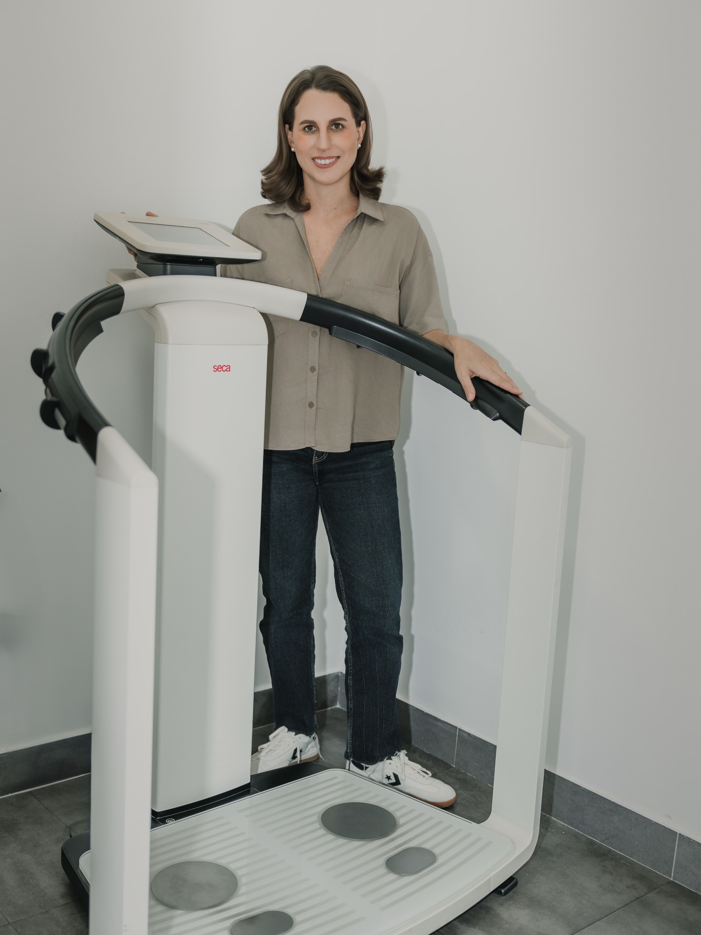 La balanza SECA, líder mundial en el sector de balanzas médicas, destaca por su precisión, ofreciendo mediciones confiables de mayor exactitud en los controles de peso y composición corporal.