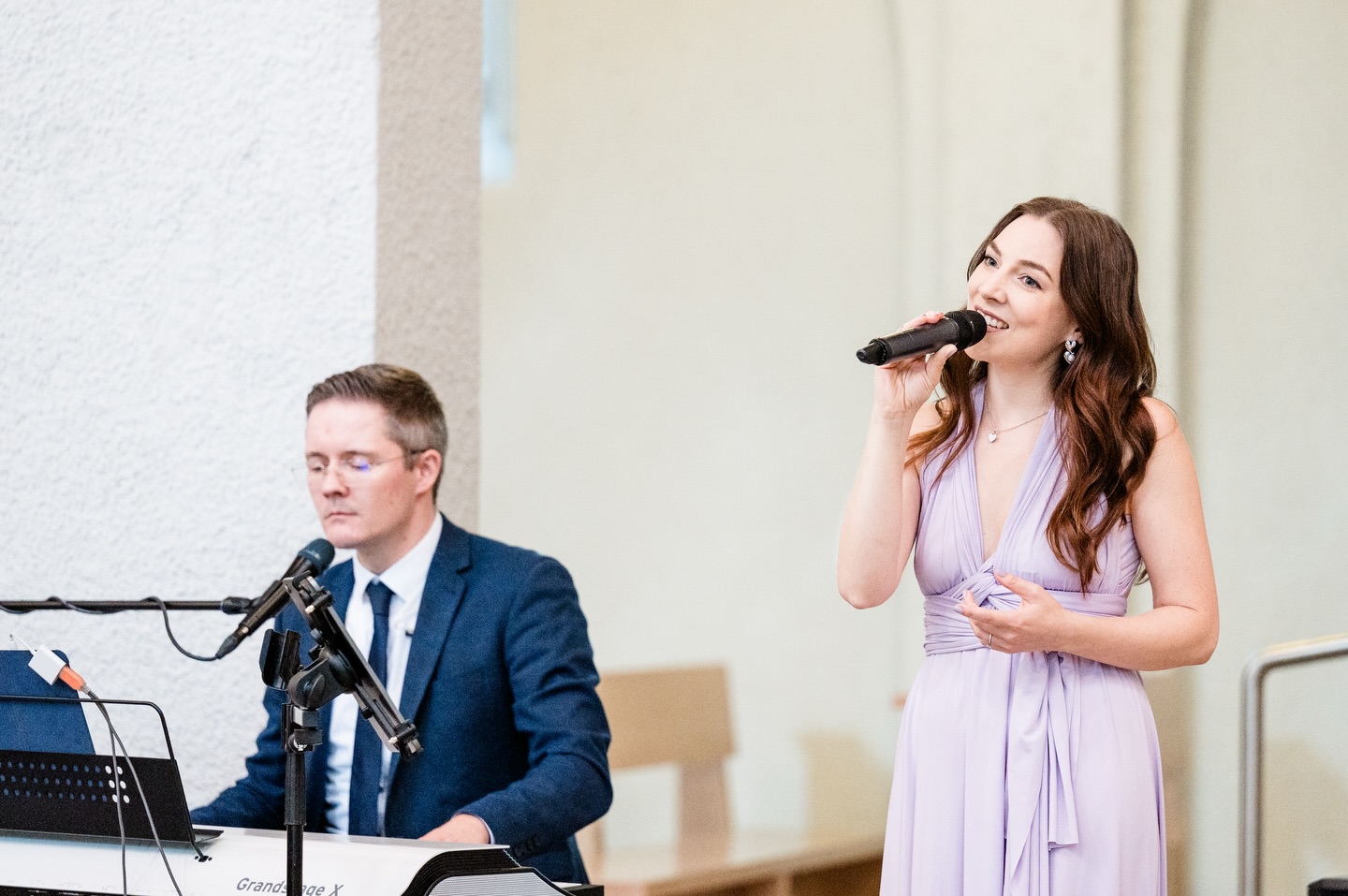 Ich habe von der lieben Janine - @janinekyofskyfotografie - wunderschöne Fotos von unserem Auftritt am 09.08.25 in der Kirche bekommen. Daniel und ich durften für ein ganz liebes Brautpaar Musik machen. Das letzte Bild finde ich besonders schön. 💜
Es war vorher so geplant, dass zuerst die Gäste ausziehen und das Brautpaar noch einen Moment in der Kirche bleibt. Dadurch hatten wir Musiker gemeinsam mit den beiden einen ganz besonderen Augenblick nur für uns. Unser Auszugslied war „High“ von Lighthouse Family, das wir extra für sie einstudiert hatten – umso schöner war es zu sehen, wie sehr die beiden diesen Moment und das Lied genießen konnten.
Der restliche Tag war genauso wundervoll. Wir durften das Brautpaar musikalisch durch ihre komplette Hochzeit begleiten und erinnern uns sehr gern an diesen Tag zurück.
Danke für euer Vertrauen. 🤍
#Hochzeit #Kirchenmusik #Hochzeitssängerin #Hochzeit2025 #WeddingMoments #LiveMusik #Trauung #Hochzeitsmusik #RebeccaSammet #Gesang #Pianist #Hochzeitssänger #Hochzeitsduo