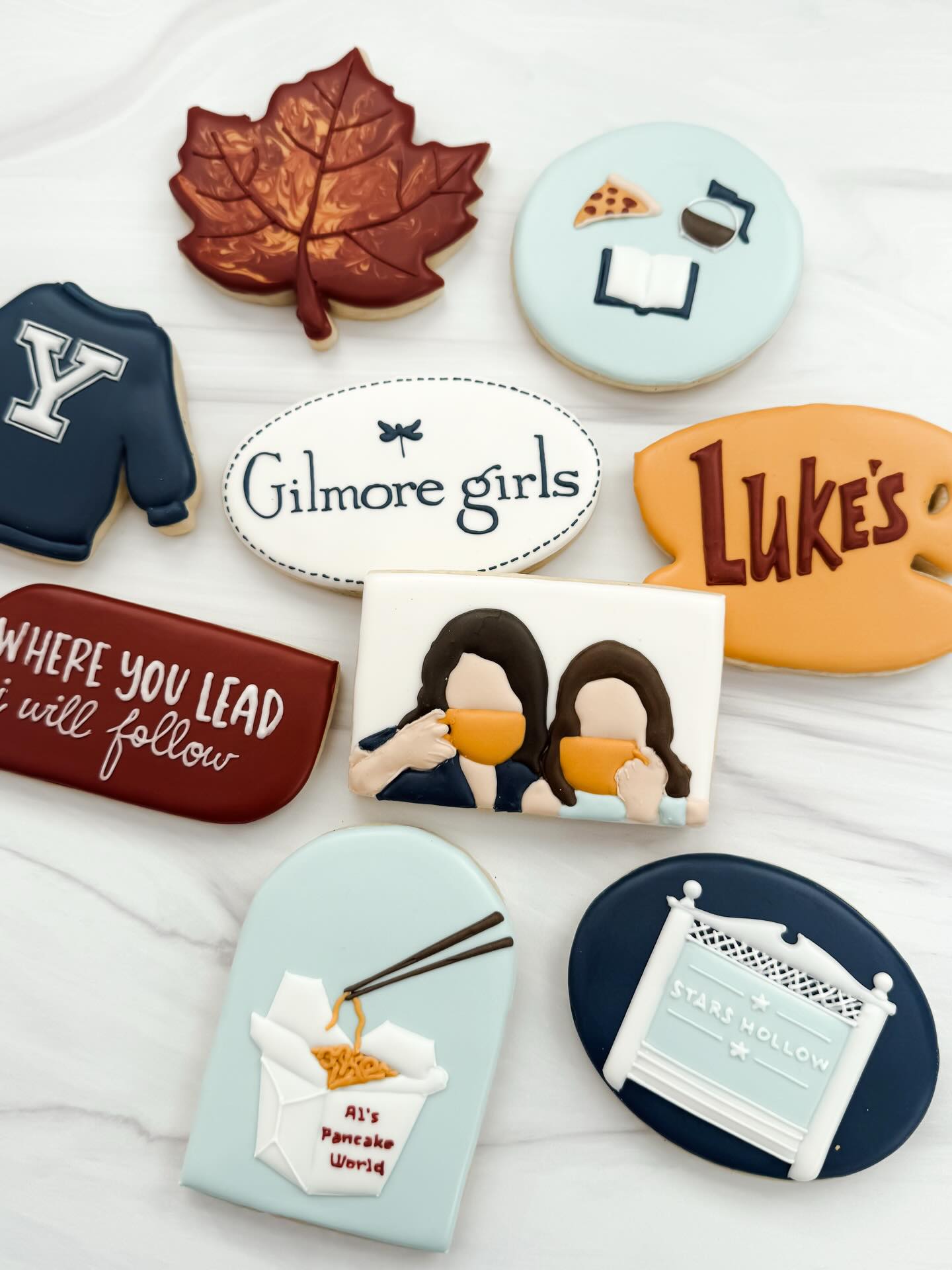 Everyone’s posting winter and Christmas content, but I couldn’t resist posting this fall set (there are Christmas episodes, too - right??) 🍁☕️📚
#atlantasweets #atlantabaker #cookiesatlanta #decoratedcookies
#cookieart #smallbusinessaatl #fallcookies #customcookies #cookieartist #gilmoregirls #gilmoregirlscookies