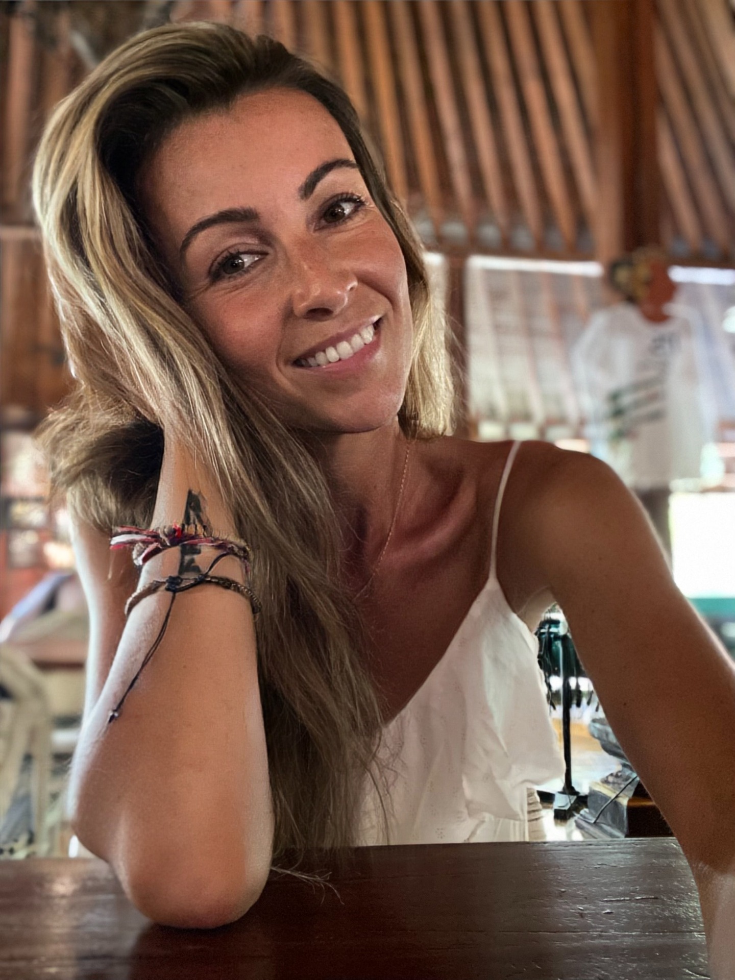 🌸 Ahoj / dobrý den všem,
asi jste si všimli, že je tu už delší čas "mrtvo po pěšině". Ano, jsme asi jediný e-shop na světě, který se před Vánocemi nesnaží silou prodat co se dá... Nemám to ráda a nechci se toho vánočního šílenství vůbec účastnit. Ekonomové by mi jistě zatleskali! 😅🫣
Přesto Vás jdu dnes pozvat na e-shop, protože Vám chci čestně a předem říci (aplaus od markeťáků 🫣) , že od Nového roku budeme nuceni zvednout ceny. Věřte mi, že opravdu strašně nerada, ale stáváme se plátci DPH a při stávajících cenách nebude možné to vše utáhnout. Rosteme, z toho mám obrovskou radost 🙏, ale bohužel to s sebou nese i více starostí a nákladů (sklad, odbavování balíčků, výpomoc na žehlení, rychlejší zásobování z Bali atd. ... nabaluje se všeho víc a víc).
Obrovsky si vážím Vaší přízně, tento rok byl neskutečný, nad všechna má očekávání! 🙏 Od podzimu jsme došili a v Česku už doskladnili většinu našich bestsellerů a položek, které byly vyprodané. Teď je tedy nejlepší čas na nákup - vše je skladem, za letošní ceny a do balíčků samozřejmě přidáváme dáreček. 🎁
Za celé Zboží z Bali (švadleny z Bali, i nás tady v Česku) moc děkujeme a přeji Vám pěkný, hlavně ale KLIDNÝ, čas adventní. 💫
V úctě
L.
https://www.zbozizbali.cz/