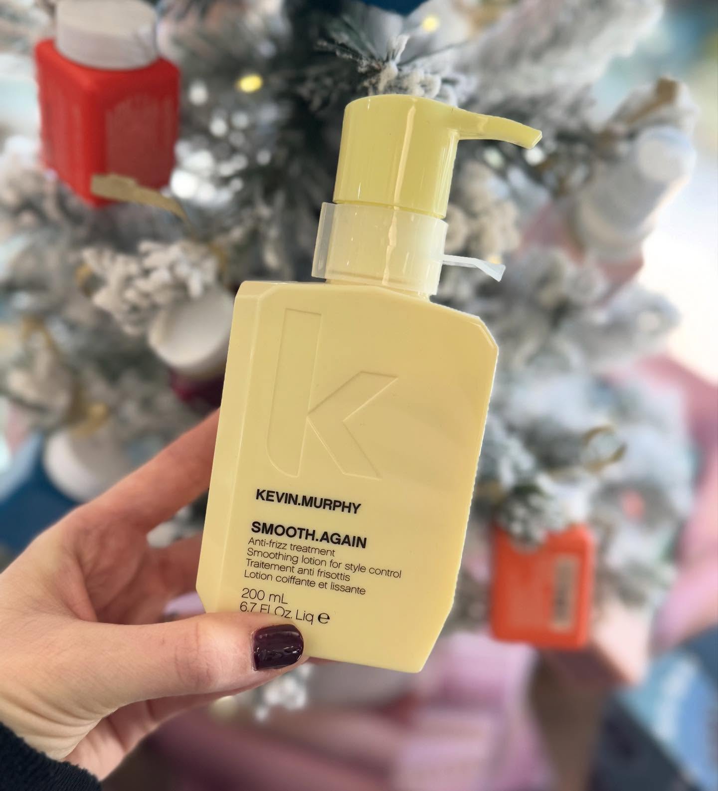 PRODUCT OF THE WEEK ✨ SMOOTH AGAIN ANTI FRIZZ LEAVE IN TREATMENT ✨
works double-duty as both a styling essential and a nourishing treatment. This leave-in smoother fights frizz, hydrates deeply, and boosts softness, leaving your hair feeling sleek, silky, and beautifully manageable!
#km #lovekm #wc #kevinmurphy #hair #hairproduct #haircare #smoothagain