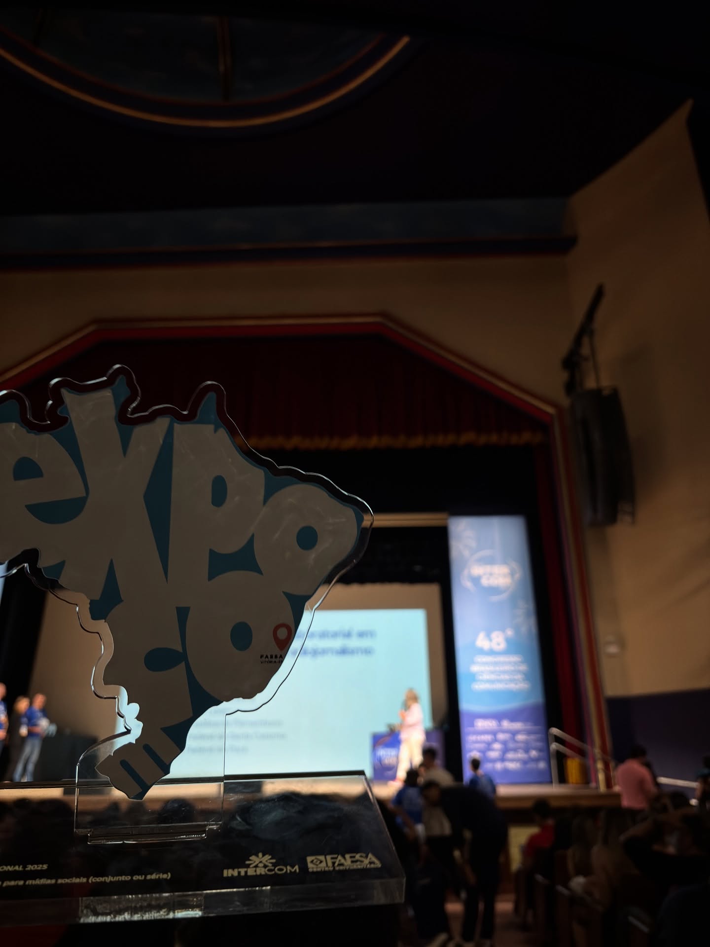 Reviver #MemóriasEducomunicativas é como conectar o passado ao presente...
E, nesse quadro mais que especial, deixemos que as memórias de cidades longínquas, praias de areia fina, longas avenidas, teatros e salas de universidades nos embalem enquanto rememoramos dois momentos insubstituíveis na história do Educom UFU: as vitórias regional e nacional no Expocom 2025.
Os registros contam com momentos especiais de maio e setembro, em Campinas (SP) e em Vitória (ES). São vivências e diálogos que ampliaram horizontes e renderam os prêmios de melhor “Produção Jornalística para Mídias Sociais”.
E a nossa luta diária, por uma comunicação crítica, emancipadora e democrática, continua!
#memóriaseducomunicativas #expocom2025 #educom #ufu #sósefazjunto