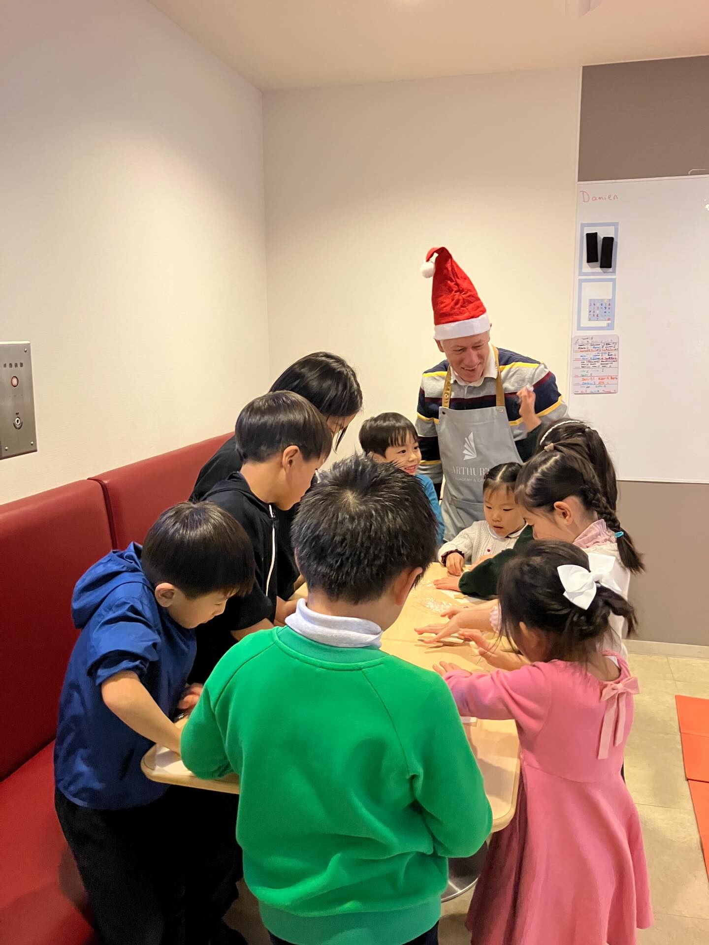今週日曜(12/14)はクリスマスの特別クラスを開催予定です!14:30〜はクリスマスのArts&Crafts Workshop(オーナメント作り)、15:50〜はCooking Class (リースクッキー作り)で非会員様の単発での参加も可能です。ご参加の申込はinfo@arthursconsulting.comまで参加希望のクラス、参加人数と氏名、年齢をお送りください。今回も空き枠は限られておりますのでお早めにご連絡ください。なお、カフェスペースで17時〜クリスマスの特別な英国菓子も販売予定です。ぜひ広尾で英国のクリスマスを感じ、イギリス英語を学ぶ機会をお楽しみください。
#イギリス英語 #クリスマスイベント #英国菓子 #英会話 #英語スクール #ボーディングスクール #ボーディングスクール受験