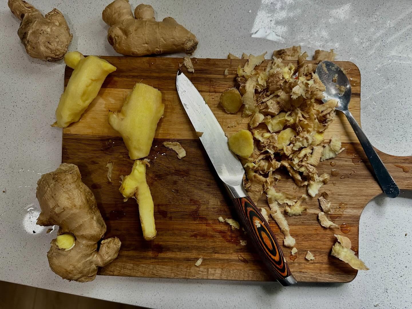 Ginger season is here 🌿
This little root is a winter wellness must-have. Ginger is warming, anti-inflammatory, and so soothing for digestion.
I like to buy bulk and prep it to store in the freezer for easy use. A small daily dose can go a long way in supporting your immune system, hormone health, and overall balance 💛
#womenswellness #antiinflammatory #hormonehealth #wellnessjourney #cyclesyncing #winter