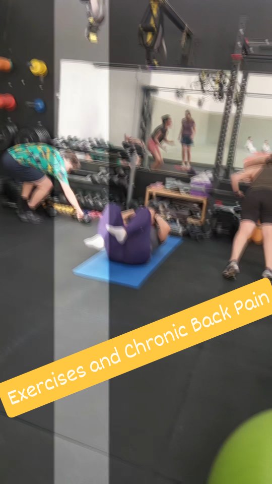 💛🖤 Are exercises recommended for chronic back pain?
Yes, in most cases of chronic back pain, exercise is not only recommended but considered one of the most effective treatments.
The key is choosing the right type, at the right intensity, and with proper progression.
🤔Why exercise helps with chronic back pain
🟡 Improves stability of the deep core muscles (core, glutes, multifidus)
⚫️Increases mobility in stiff joints (hips, thoracic spine)
🟡Reduces pain sensitivity by improving the nervous system’s function
⚫️Decreases overload on discs and facet joints
🟡Builds strength and endurance, reducing recurrent flare-ups
📌International guidelines place exercise as a first-line treatment for persistent low back or neck pain.
🎯Chronic back pain rarely improves with rest.
The right movement, at the right dose, teaches your spine to function better and hurt less