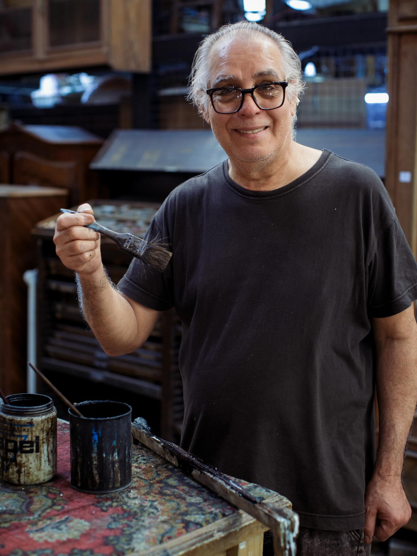 Seguimos en el mercado de pulgas, esta vez descubrimos el oficio del taller de marcos. Por arte de magia un antiguo marco de madera derruido retoma vida en las manos del artesano. Betunes de receta propia, materiales de odontología, bisturí, el nivel de compromiso con el oficio es alto y el resultado se corresponde.