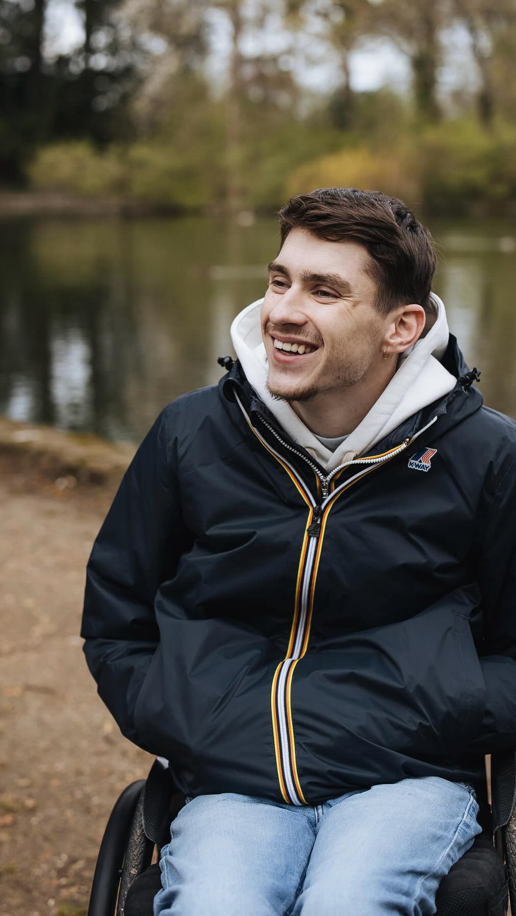 3 décembre : Journée internationale des personnes en situation de handicap 📆
Aujourd’hui, nous avons voulu mettre en lumière celles et ceux qui nous inspirent chaque jour : Bruno, Capucine, Molly, Corentin, Christelle, Mathéo, Milla, Oksana, Milena, Béatrice, Marjorie…
Où que vous soyez dans le monde, vos parcours, vos forces, vos rires, vos histoires sont les raisons pour laquelle nous avançons.
Parce que derrière chaque fauteuil, il y a une personne, une personnalité, un quotidien, une fierté.
💡We pay attention.
Il y a autant d’utilisateurs que de pathologies, autant de façons de vivre la mobilité que d’histoires individuelles.
Et c’est en nous inspirant de votre quotidien, de vos gestes, de vos défis, de vos idées, que nous voulons continuer d’innover.
~ À toutes celles et ceux qui nous ont confié leur témoignage : merci pour votre confiance, votre énergie, et pour cette formidable leçon d’inspiration.
~ À toutes les personnes en situation de handicap :
on vous écoute, on vous met en lumière, et on avance à vos côtés aujourd’hui, demain, et chaque jour.
🤔 Et vous, en cette journée internationale, quel message souhaitez-vous faire passer ? Qu’aimeriez-vous partager ? Quelles innovations vous seraient utiles au quotidien ? Dites-nous tout en commentaire !
#journeeinternationaledespersonneshandicapees #handicap #inclusion #accecibilité #mobilitépourtous
