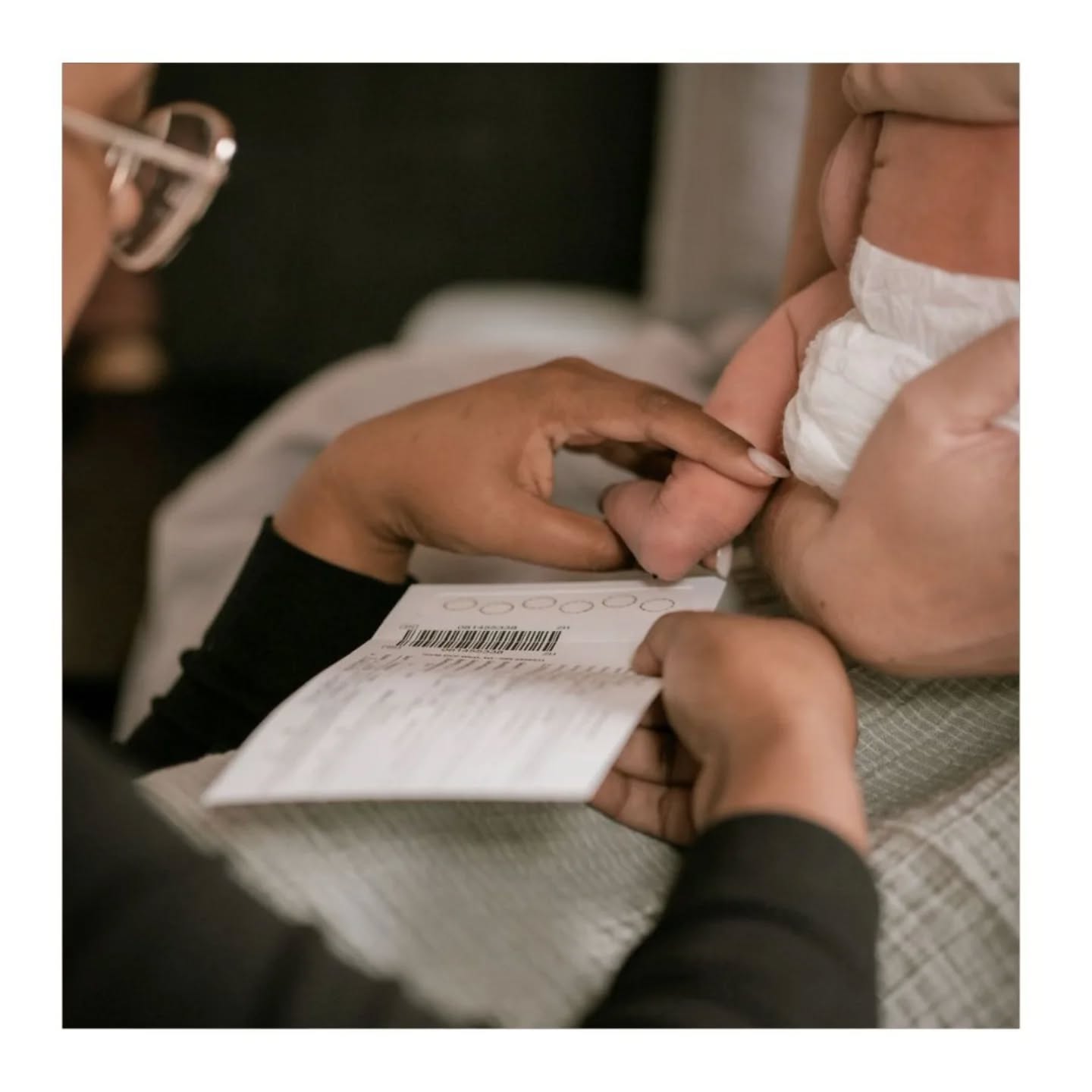 🖤 HIELPRIK 🖤
In de kraamweek komen wij een aantal keer gezellig langs om bij te kletsen 🥰 Voor de kleintjes soms iets minder gezellig, omdat we hen ook komen plagen met de hielprik🩸
Waar is dit prikje dan ook voor bedoeld?! Het is even vervelend, maar dit onderzoek levert wel veel informatie op! Het bloed van de kleine wordt namelijk onderzocht op 27 zeldzame ziektes. Hierbij kan je bijvoorbeeld denken aan afwijkingen in het bloed, taaislijmziekte of een stofwisselingsziekte. Zoals vaders weleens grappen, doen wij dit dus zeker niet voor onze lol… 😉
De hielprik wordt meestal tussen de 4de - 7de dag na de geboorte gedaan, omdat snelle opsporing vroeg behandelen mogelijk maakt. De ziektes die worden opgespoord zijn niet te genezen, maar gelukkig over het algemeen goed te behandelen. Zo zorgen we voor de beste start voor de kleine! 💪🏼
Na het prikje vullen we de zes rondjes op de kaart met druppeltjes bloed, waarna deze wordt opgestuurd naar het lab. De uitslag is binnen zes weken bekend en ontvangen jullie per post, mocht er iets gevonden worden belt de huisarts jullie eerder op. Heel soms komt het voor dat het prikje herhaald moet worden, bijvoorbeeld omdat er te weinig materiaal is verzameld. Wist je dat we in de hiel prikken, omdat dit plekje goed doorbloed wordt?🦶🏼
De hielprik is niet verplicht, ongeveer 99 procent van de ouders laat dit onderzoek doen. Wil je het liever niet? Natuurlijk ook goed! Geef het dan aan tijdens ons bezoekje❤️
Liefs,
Team ZOË