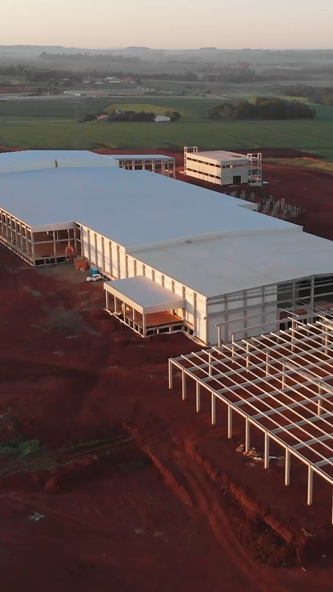 O Dia da Liderança deste ano deixou algo muito claro: quando as pessoas caminham juntas, o sentido de ser Frivatti se torna ainda mais forte. Na obra da nova Unidade Frigorífica de Santa Helena, cada passo pelo chão vermelho, cada conversa e cada sorriso compartilhado reforçaram quatro valores que nos definem profundamente: empatia, união, acolhimento e solidariedade.
Empatia para ouvir e compreender quem está ao nosso lado.
União para manter o time alinhado mesmo diante dos desafios.
Acolhimento para receber cada pessoa como parte essencial desta história.
Solidariedade para crescer juntos, nunca sozinhos.
O encontro mostrou que liderança não é sobre cargos, é sobre gente. Sobre a força que surge quando cada pessoa se sente vista, valorizada e respeitada. Foi um dia que reafirmou o que nos move: a certeza de que construir o futuro passa, antes de tudo, por cuidar de quem constrói conosco.
#Frivatti #DiaDaLiderança #Empatia #União #Acolhimento #Solidariedade #TimeFrivatti #CulturaOrganizacional #ConstruindoOFuturo