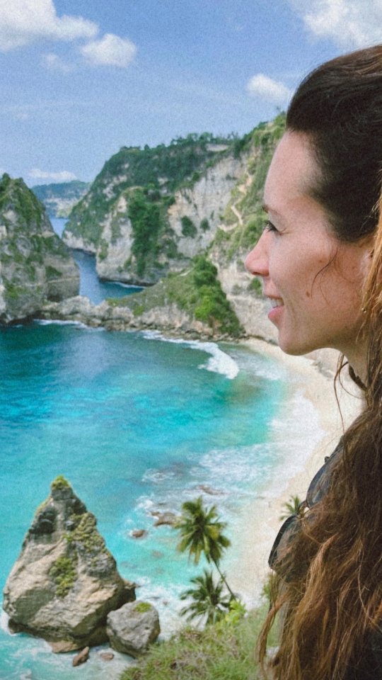 First week of the island life🌴🦋
Geland, aanbeland in het eiland leven.
Ik neem jullie graag mee in wat mijn hart verlangt en waarom ik koos die stem te volgen..
💫Het verlangen om op mijn ritme en tempo leven.
💫Te kunnen werken waar en wanneer ik dat wil.
💫Meer zon, good vibes, en tranquilo leven.
💫Gelijkgestemden mensen ontmoeten.
💫In ongemak en discomfort leren stappen, groeien als mens.
💫Nog dieper mijn intuïtie volgen naar een afgestemder leven.
Ik neem jullie mee in deze ontdekkingstocht die me nu al zoveel brengt. Toen ik van de week op de scooter zat en schreeuwde IK BEN ZOOOO INTENS GELUKKIG, voelde ik mijn missie nog dieper.🤍
Vrouwen laten verbinden met JOY, afgestemd op hun verlangens. 🤍 Het leven met levensvreugde, gemak, interne ruimte om te zijn als vrouw en een zachte bedding die je ongekend krachtig maakt.🦋
Met liefde,
Roëlle