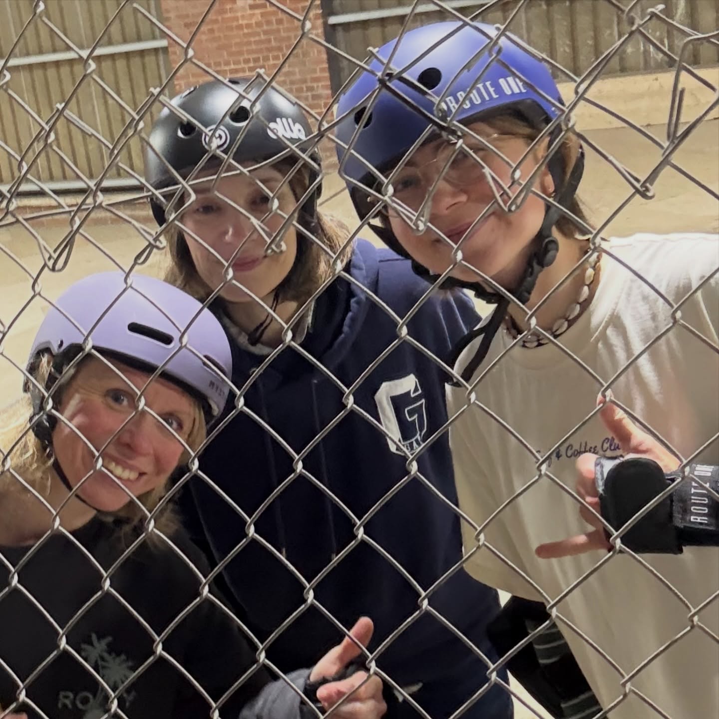 When it’s wet, but everyone wants to skate! @theloadingbayglasgow it is!! Adult lessons on Monday nights 8:30-9:30pm.
.
Get in touch to join our WhatsApp group if you’d like to find out more about what we do! ✌️ 🛹
.
#glasgow #surfskate