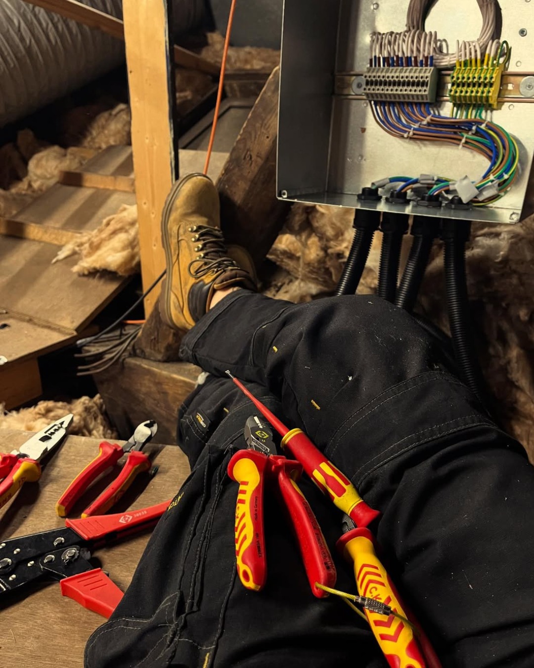 @sparky_women showing how its done with her latest rewire using the RedlineVDE range!
What a finish 🔥
Don't forget to tag us in your C.K content #TheTribe