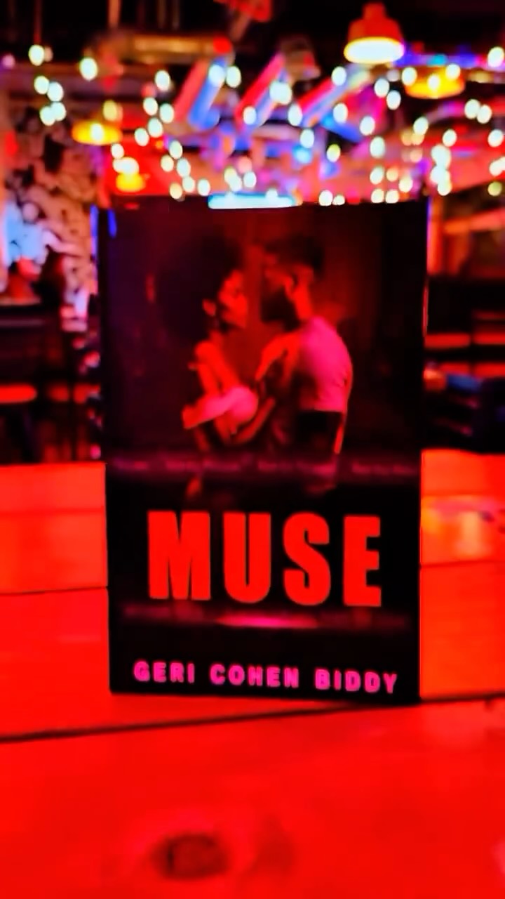 🎤 📕We have our very own author @gericbiddy joining us again for this Holiday Art Show Saturday, December 6th. Our Hostess @thehealthykyla will interviewing her and she will be doing Q&A with you, our guests. Grab a glass of wine and enjoy this raw good time. 🙌🏽😂 Get your ticket from our studio gallery Eventbrite page, link in our profile. (Free.) See you there! #aitcmagazine #holiday2025 #artshow #baltimore #gallery #creatives #onelove