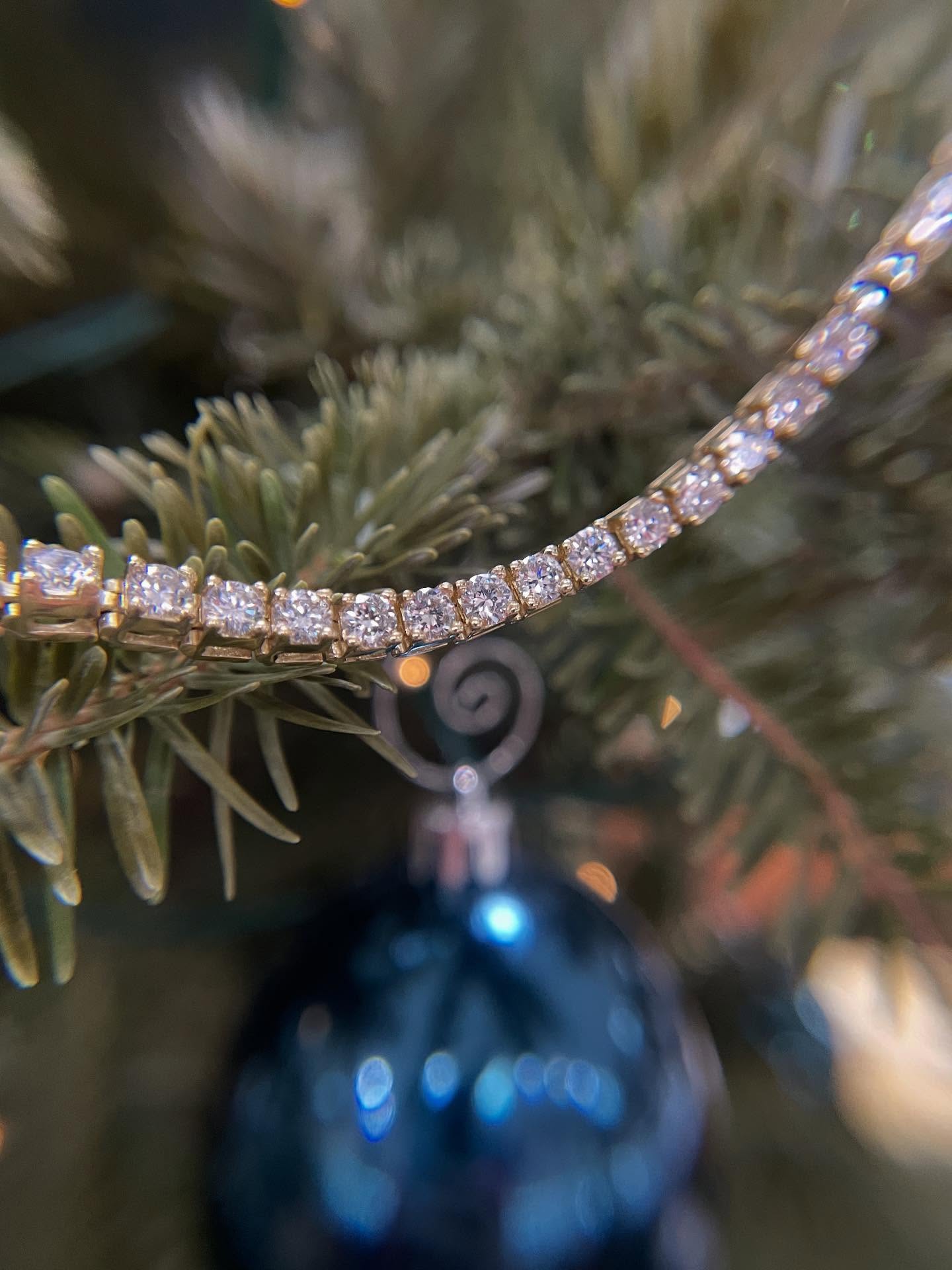 🎅 Santa called and said Hampstead Jewelers has STUNNING Diamond Tennis Bracelets, hand set by his master elves! Open till 6pm 🕰️🎄✨
.
#tennisbracelets, #diamond, #gold, #shoplocal, #christmas, #livefreeandshine, #hampsteadnh, #atkinsonnh, #exeternh, #kingstonnh, #salemnh, #plaistownh, #nhjewelers, #newhampshire