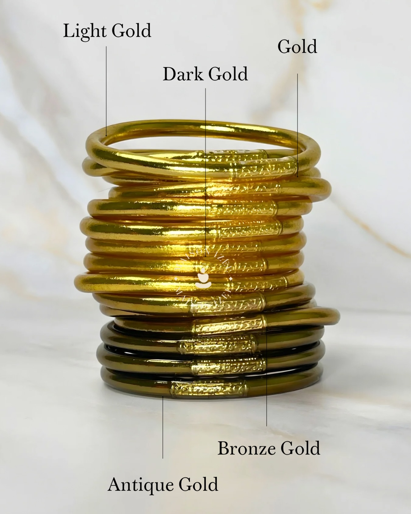 ✨ Chez Maison Izel, nos joncs se déclinent en plus de 60 couleurs…
Mais aujourd’hui, focus sur l’un de nos incontournables : le gold, présenté dans toutes ses nuances pour créer des compositions élégantes et lumineuses.
• Light gold : Un éclat doux et subtil, parfait pour un poignet raffiné.
• Gold : Le doré classique, intemporel, celui qui traverse les saisons.
• Dark gold : Une teinte profonde, sophistiquée et affirmée.
• Bronze gold : Un doré chaud aux, plein de caractère.
• Antique gold : La beauté d’un doré patiné, inspiré des bijoux anciens.
Des variations pensées pour te permettre de créer de superbes dégradés de gold et de composer le cadeau idéal pour les fêtes.
✨ Maison Izel, la couleur comme signature, le gold comme intemporel. ✨
#maisonizel #joncsbouddhistes #joncsmaisonizel #bijouxdorés #goldjewelry #braceletsbouddhistes #dégradédegold #cadeaufêtes #bijouxfemmes #bijouxaddict #conceptstore #créatricedefemmes #boutiqueenligne #bijouxartisanaux #styleminimaliste #braceletstacking #armcandy #malaemporium #bijouxsacrés #bohostyle #cadeauparfait