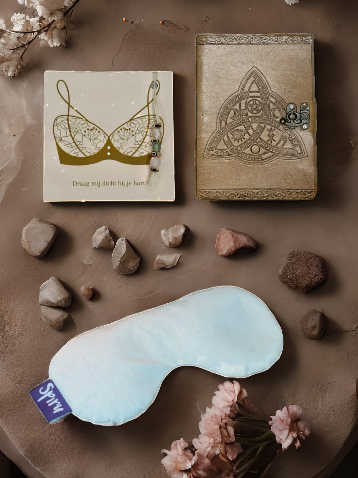 Je energie bepaalt alles.
Hoe je wakker wordt.
Hoe je voelt.
Hoe je manifestaties bewegen.
Daarom bestaan deze drie Moonchild-essentials: om jouw dag te dragen, jouw energie te beschermen en jouw rust te verdiepen.
✨ Aura of Abundance BH-hanger
Draag haar bij je hart.
Een talisman van liefde, helderheid en overvloed — met de hand gemaakt, steen voor steen, met intentie.
✨ Handgebonden Nepal-journal
Jouw veilige ruimte voor intenties, dankbaarheid en manifestaties.
Wat je opschrijft, wordt kracht.
Wat je kracht geeft, wordt werkelijkheid.
✨ Lavendel oogkussen
Een diepe reset voor je energie.
Zacht, helend, rustgevend — het perfecte moment voor jezelf.
Dit is geen foto van producten.
Dit is een ritueel.
Een keuze voor zachtheid, overvloed en innerlijke rust — elke dag opnieuw.
👉 Claim jouw Moonchild-essentials vandaag.
👉 Shop direct via moonchildgoodies.com.
Wacht niet op rust.
Creëer haar. 🤍✨
#moonchildgoodies #spiritualshop #selfcaretools #holistichealing #manifesteren