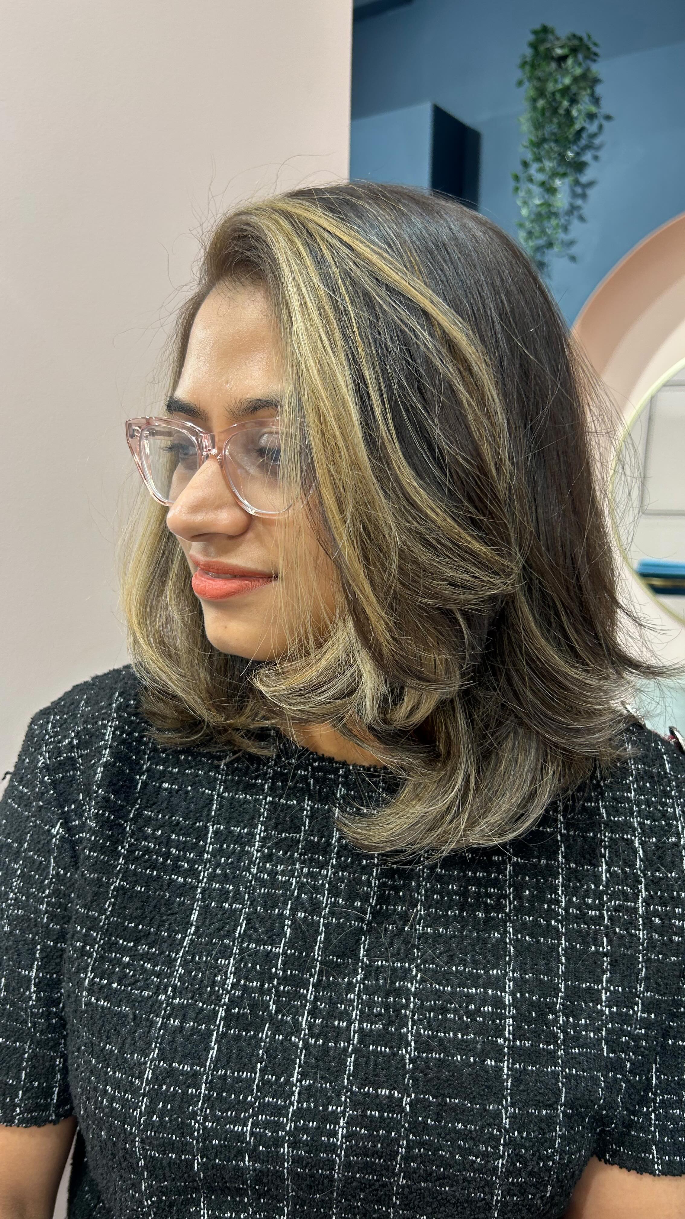 When a client comes in with harsh demarcation lines, incorrect balayage placement and grey roots… it’s a challenge we’re always ready for.
But with limited time before her travels, the brief was clear: one sitting, flawless finish.
Beth & Nic worked their magic — blending, softening, brightening — and gave her the hair she should’ve had the first time.
Oh, and she was properly pampered along the way. 💆♀️✨
Swipe to see this dreamy transformation ✨
#Bouyage #HairTransformation #BalayageExperts #StAlbansSalon #HairGoals #StAlbansHair