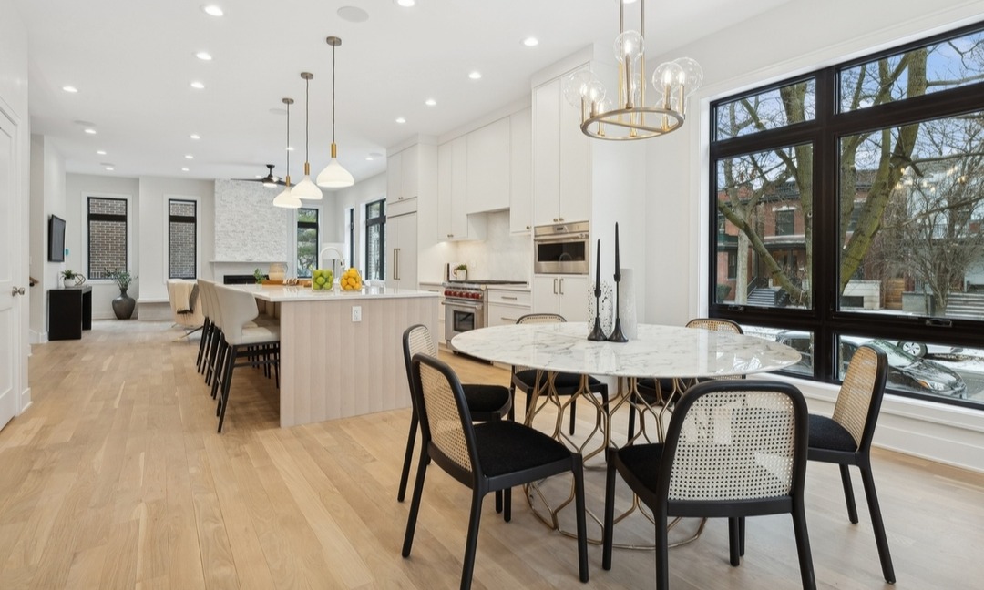 Soft neutrals + rounded silhouettes define this open floor plan space. #chicago #luxe #neutrals #chicagorealestate #havenhomestager #chicagohomestaging #stagingworks #stagingsells #staging #homestaging
