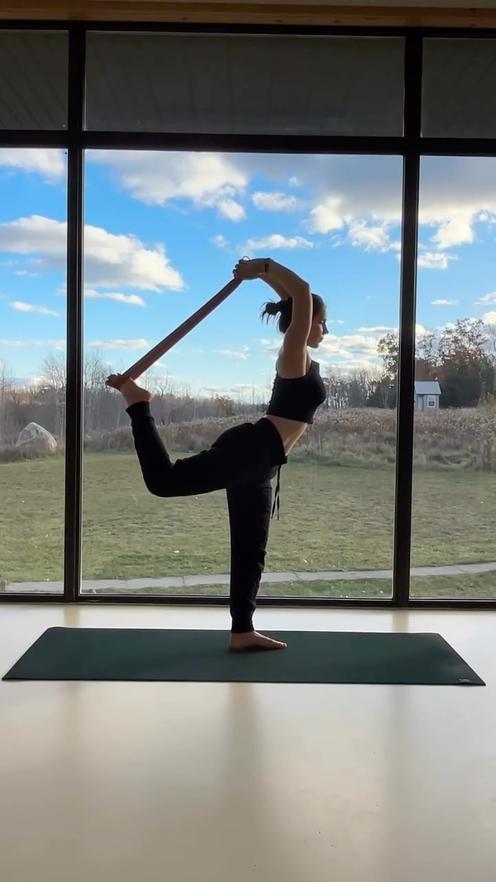 Dancers Pose with the help of our Yoga Strap
Give it a try and let me know how it goes, focusing on the upper back bend / extensions, protection low back with support of glutes and core.
Mat & Strap from the amazing @kinsheyoga 🙏
📍 @harmonydawnretreat