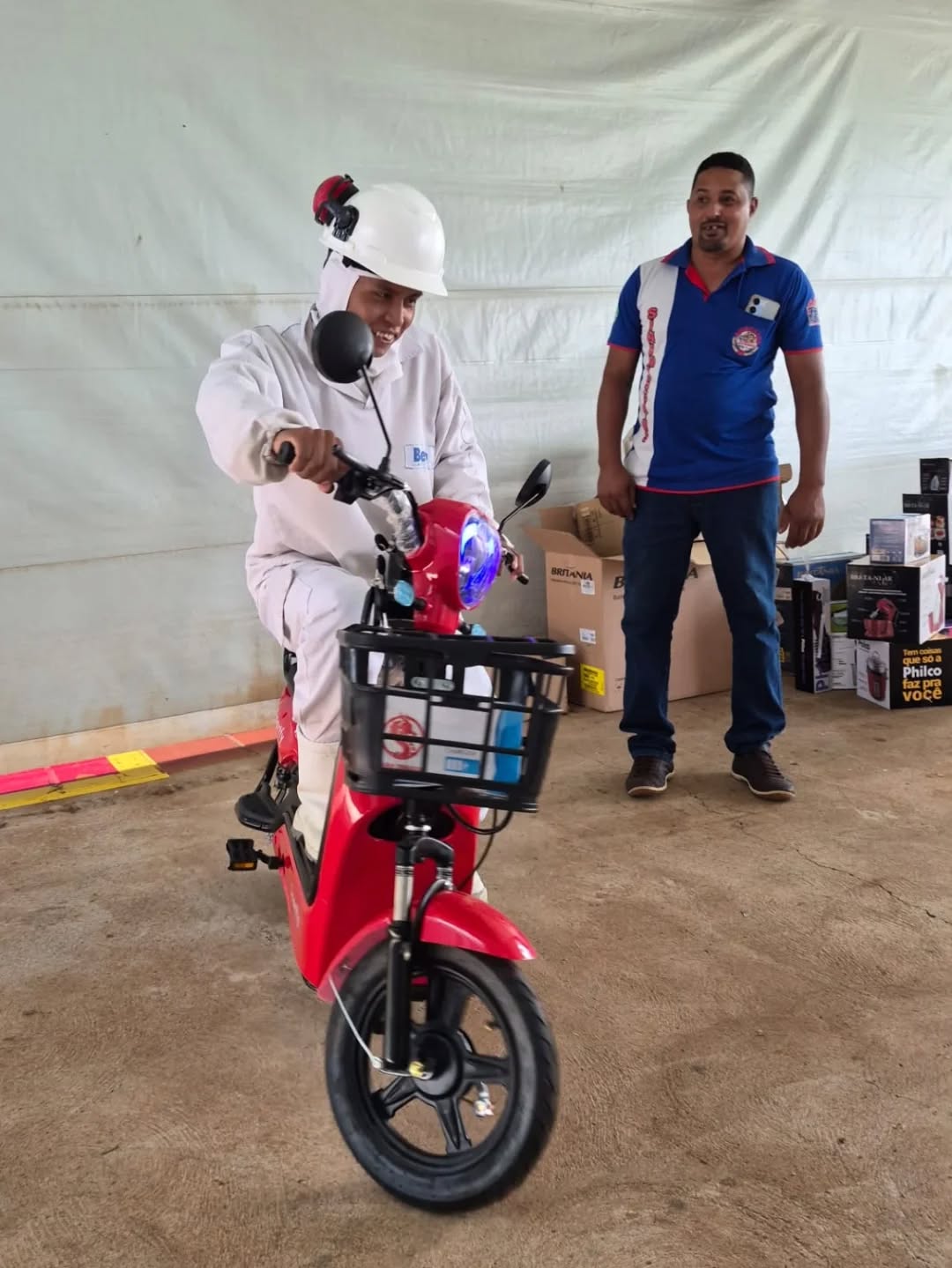 O SINDMASSA MS segue cumprindo seu compromisso com o trabalhador!
As assembleias estão sendo realizadas e os sorteios de prêmios de Natal tem nos dados muita alegria e fotos lindas no feed.
✅ Estivemos na Frango Bello (Eldorado MS) para entregar os prêmios do nosso sorteio.
É gratificante ver o sorriso no rosto de quem constrói essa indústria.
Associe-se e fortaleça seu sindicato! 🎁✨
#SINDMASSA #Beneficios #ItaquiraiMS #BelloAlimentos #IndustriaDeAlimentos Uniao