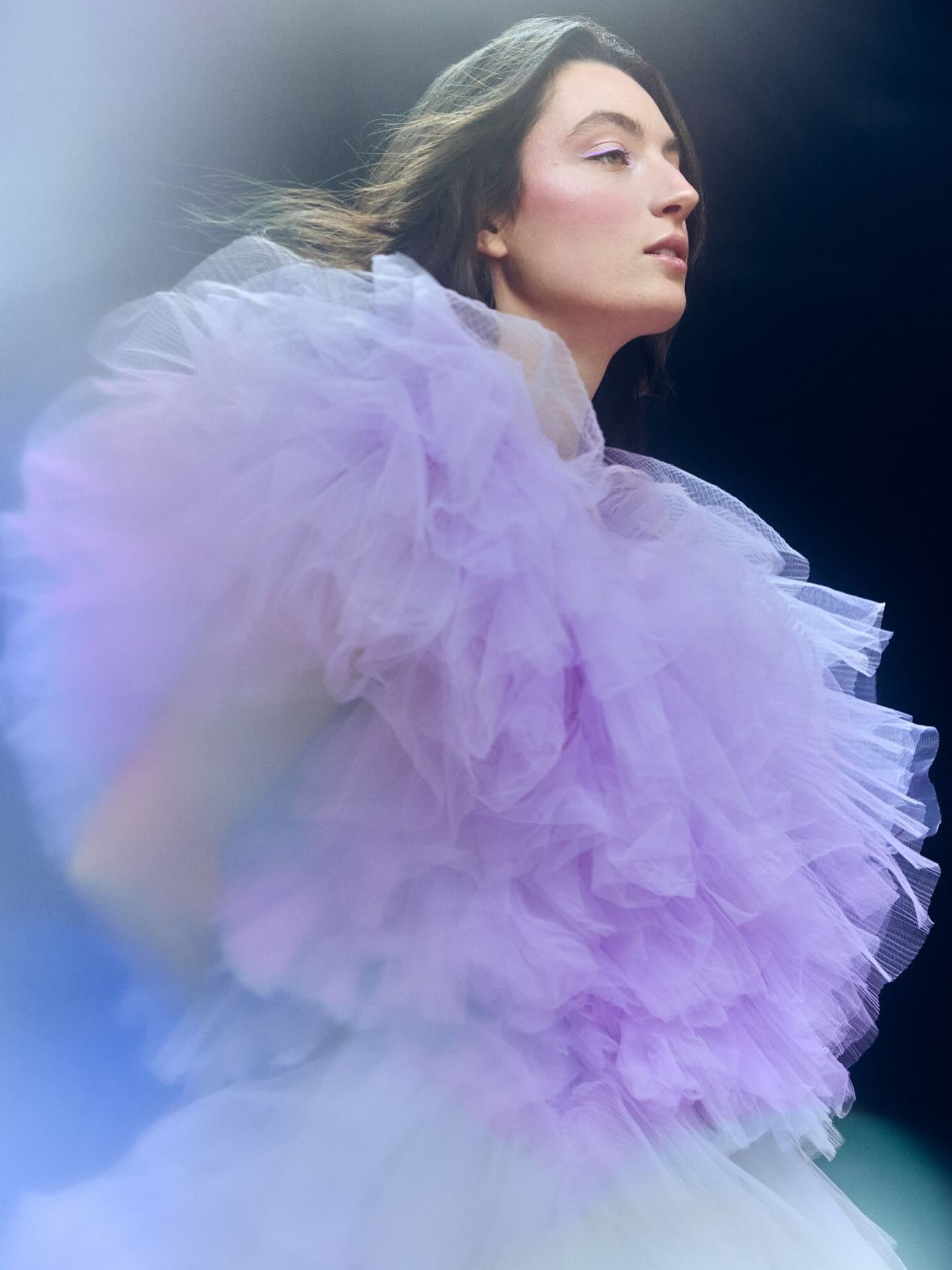 Ik heb eigenlijk altijd al eens met zo’n gigantische jurk willen shooten en dit in combinatie met @dorienpauwels_remindu haar gezicht en de paarse eyeliner door @elise.vanderbruggen maakte het perfect💜
Ik combineerde hier het aanwezige daglicht met flitslicht. Een mist filter op mijn lens zorgde voor het dromerige effect ✨
#dreamy #editorialvibes #purpledress #bigdress #softlight #mistfilter #leuven #fotostudioleuven