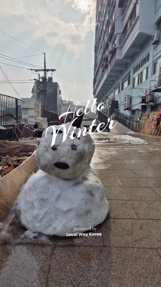 ☃️Winter in Korea comes and goes like a beautiful chaos — snow one day, freezing winds the next, then calm skies… only for heavy snow to fall again.
❄️It can feel harsh, but there’s a quiet joy in it too. Here, we embrace the cold, breathe in the falling snow, and warm our hands around a cup of tea. This is how we live our winter finding romance in the chill, and beauty in every snowfall.
Snowy Seoul, winter streets, cozy cafés, and silent mornings — this is the Korea travelers dream of in winter.
From palace rooftops covered in snow to peaceful hanok alleys, Korea’s winter beauty makes every trip unforgettable.