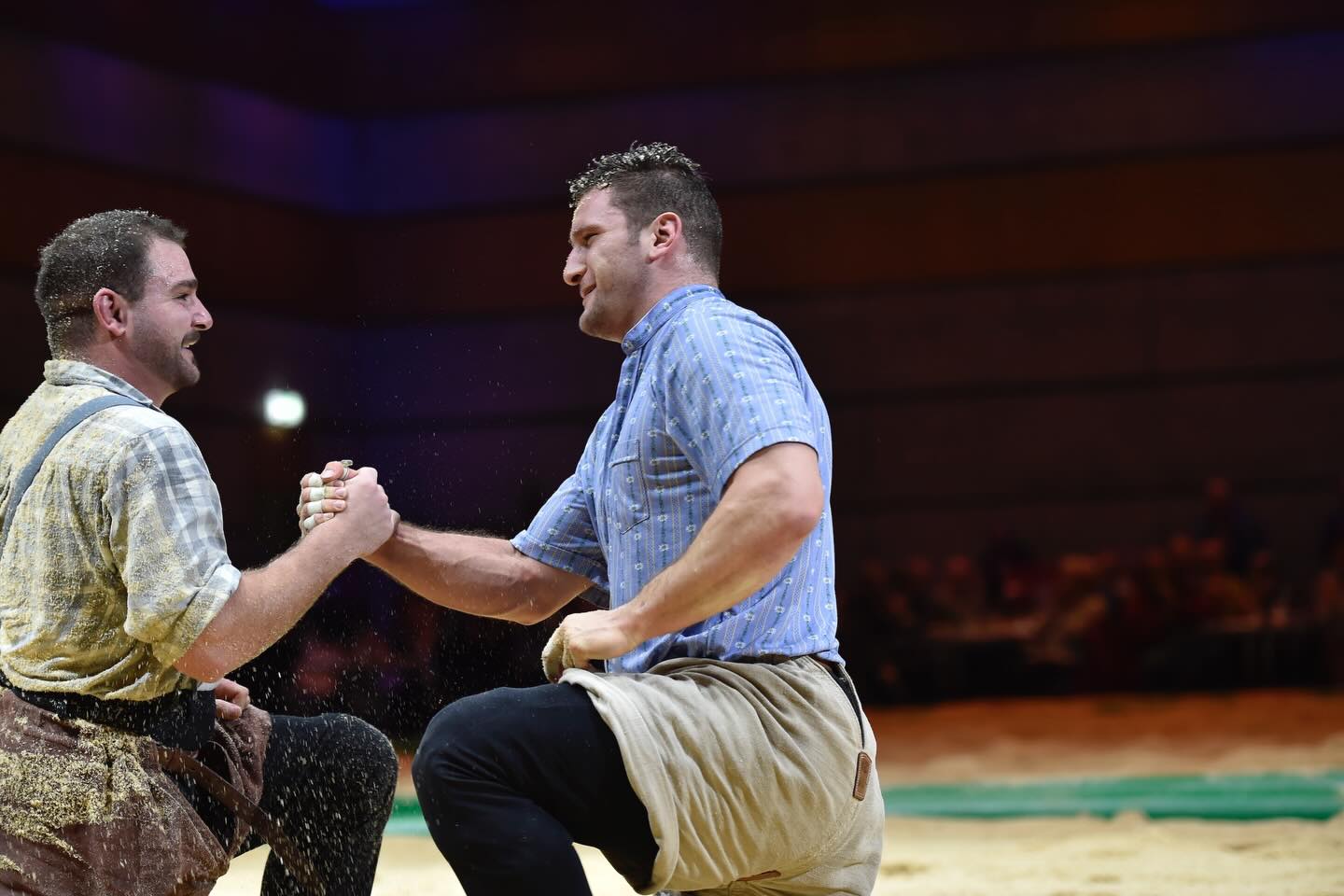 Festsieg für Orlik in Dietikon!
Gut drei Monate nach dem Gewinn des Königstitels kehrte Armon Orlik heute erfolgreich ins Sägemehl zurück. Beim 87. Niklaus-Schwinget in Dietikon gewann der Maienfelder alle sechs Gänge und stand bereits vor dem Schlussgang als Festsieger fest. Gratulation!
Der Zilliser Josias Müller blieb auf Rang 8 unbesiegt, im letzten Gang rang er auch Eidgenosse Nick Alpiger ein Remis ab. Kurzbericht auf hosalupf-Website!
📸: Jakob Heer (1 und 4), Taria Hösli (2 und 3)
#Schwingen #Tradition #Graubünden #Dietikon