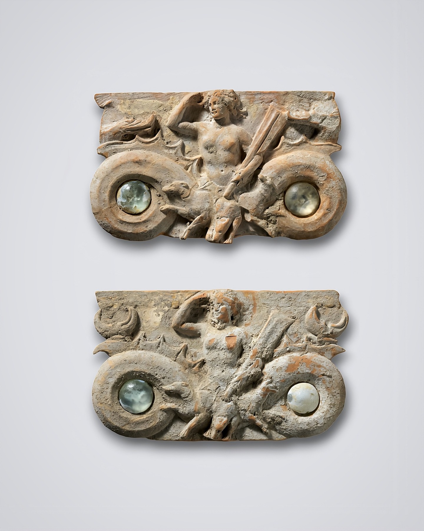 Importanti novitร sul fronte del contrasto al commercio illegale di opere dโarte.
Lo scorso 5 agosto 2025 il ๐ ๐ฒ๐๐ฟ๐ผ๐ฝ๐ผ๐น๐ถ๐๐ฎ๐ป ๐ ๐๐๐ฒ๐๐บ ๐ผ๐ณ ๐๐ฟ๐ di New York ha restituito allโItalia un gruppo di trentuno antichitร illecitamente esportate, nove delle quali di provenienza tarantina: elementi architettonici e scultorei recuperati dalla necropoli ellenistica, e due ๐ข๐ฑ๐ฑ๐ญ๐ช๐ฒ๐ถ๐ฆ๐ด in terracotta con inserti in pasta vitrea.
Gli oggetti rientrati, tutti di rilevante interesse archeologico, furono acquisiti dal museo americano negli anni fra il 1995 e il 1999 tramite donazioni o acquisti sul mercato antiquario. Di particolare importanza un capitello in pietra di ordine corinzio-tarantino, notevole per qualitร dellโintaglio, dimensioni e ottimo stato di conservazione; tre frammenti pertinenti al fregio di un tempietto funerario con Ade, Persefone, Orfeo ed ๐๐ฆ๐ณ๐ฎ๐ฆ๐ด, e una eccezionale coppia di applicazioni fittili a forma del mostro marino Scilla, destinata a ornare le volute ioniche di un letto funebre in legno.
Opere che il Metropolitan esponeva in uno degli ambienti piรน rappresentativi dellโallestimento, la spettacolare galleria 162, proprio accanto al noto rilievo con Oreste ed Elettra, capolavoro della scultura tarantina di fine IV secolo a.C.
#magnagrecia #Taranto #archeologia #greekarcheology #megalehellas #artegreca #archeologiagreca #carabinieritpc #puglialovers #tarantolovers #southitaly #martaranto #metmuseum #capitelli #sculturagreca #archeologicalmuseum #museitaliani @museoarcheologiconazionaleta @centrejeanberard @buonasera24.it @corriere_di_taranto @aicc_taranto @journalchc